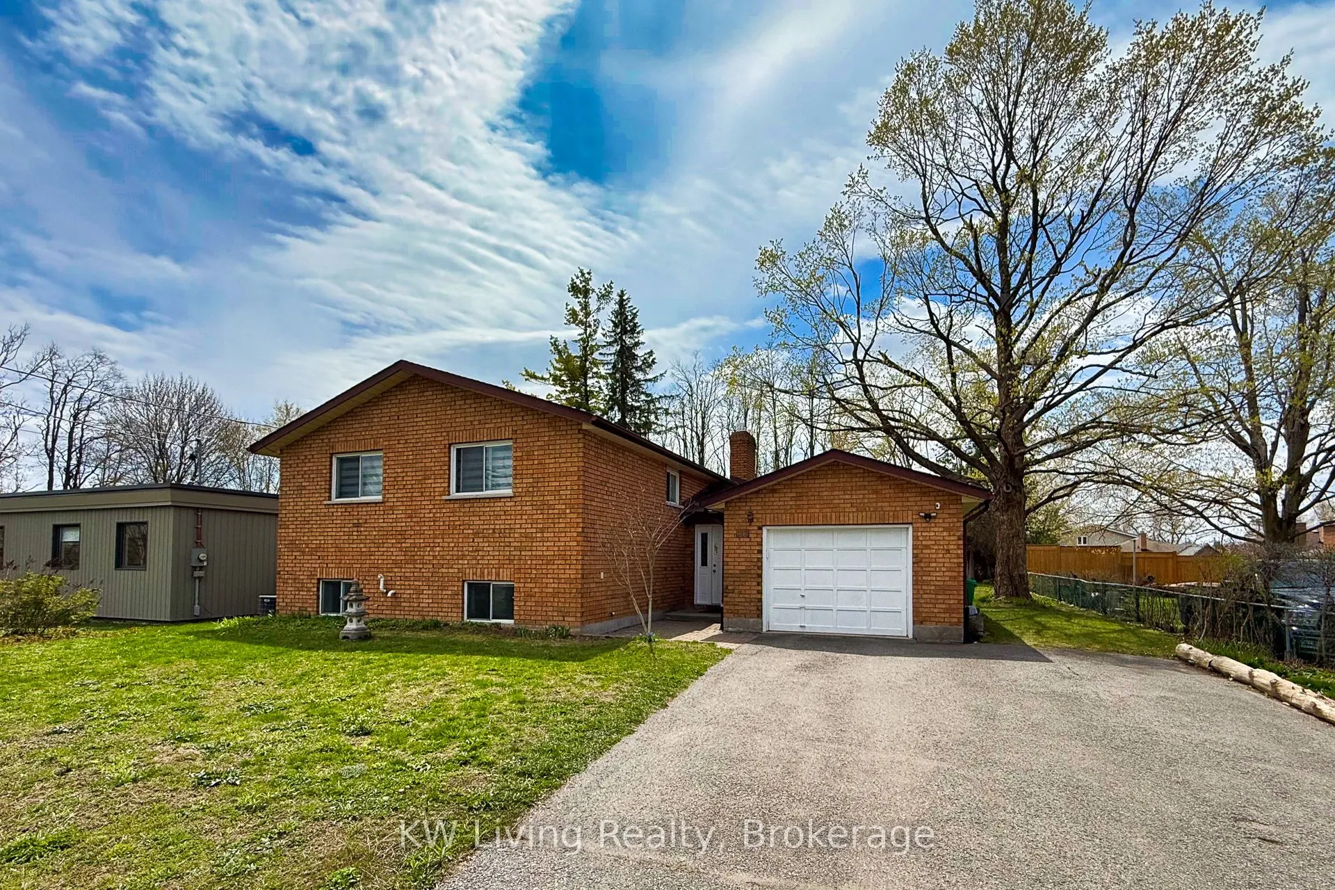 833 Fairbairn Street