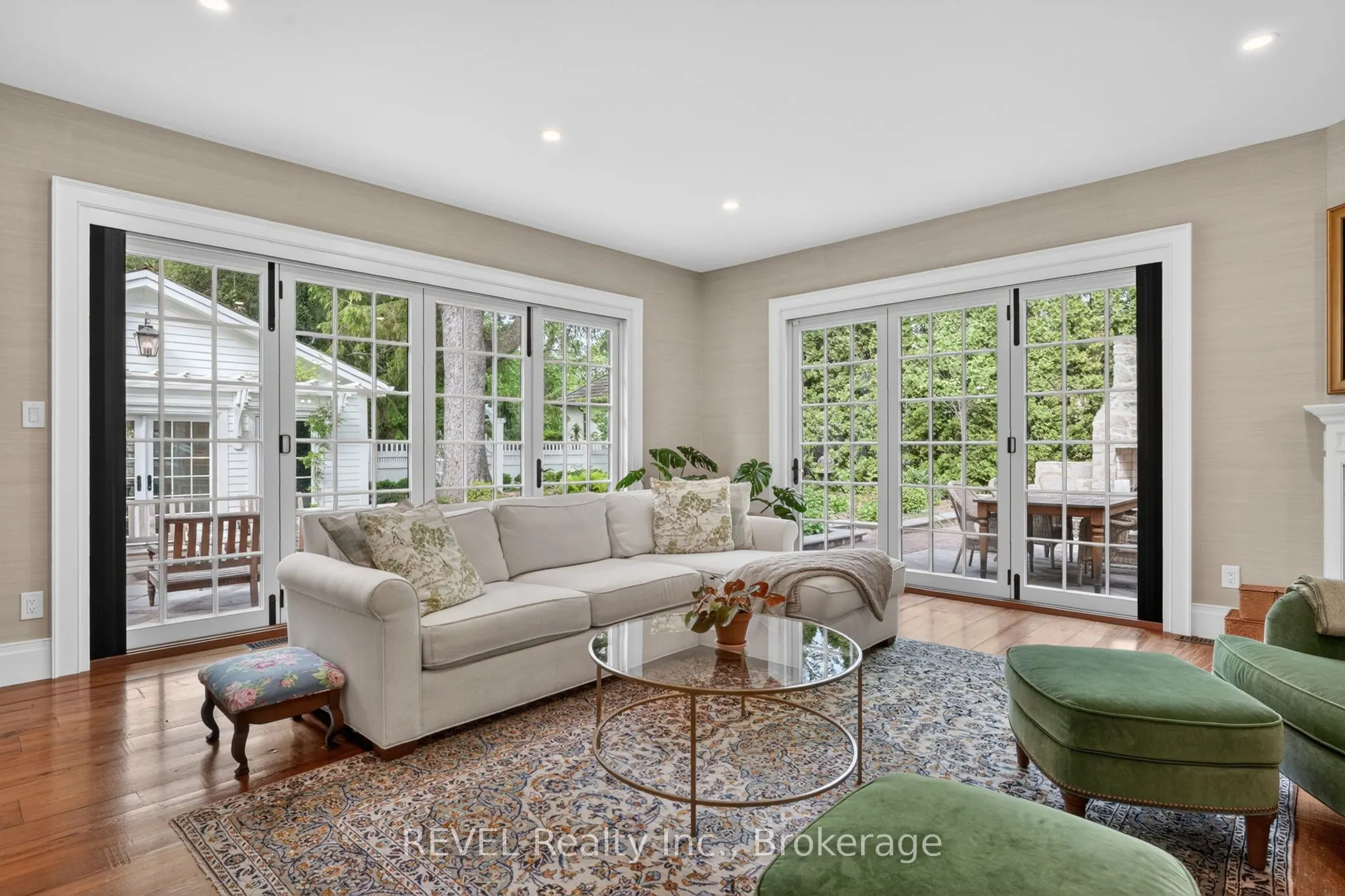 235 Simcoe Street