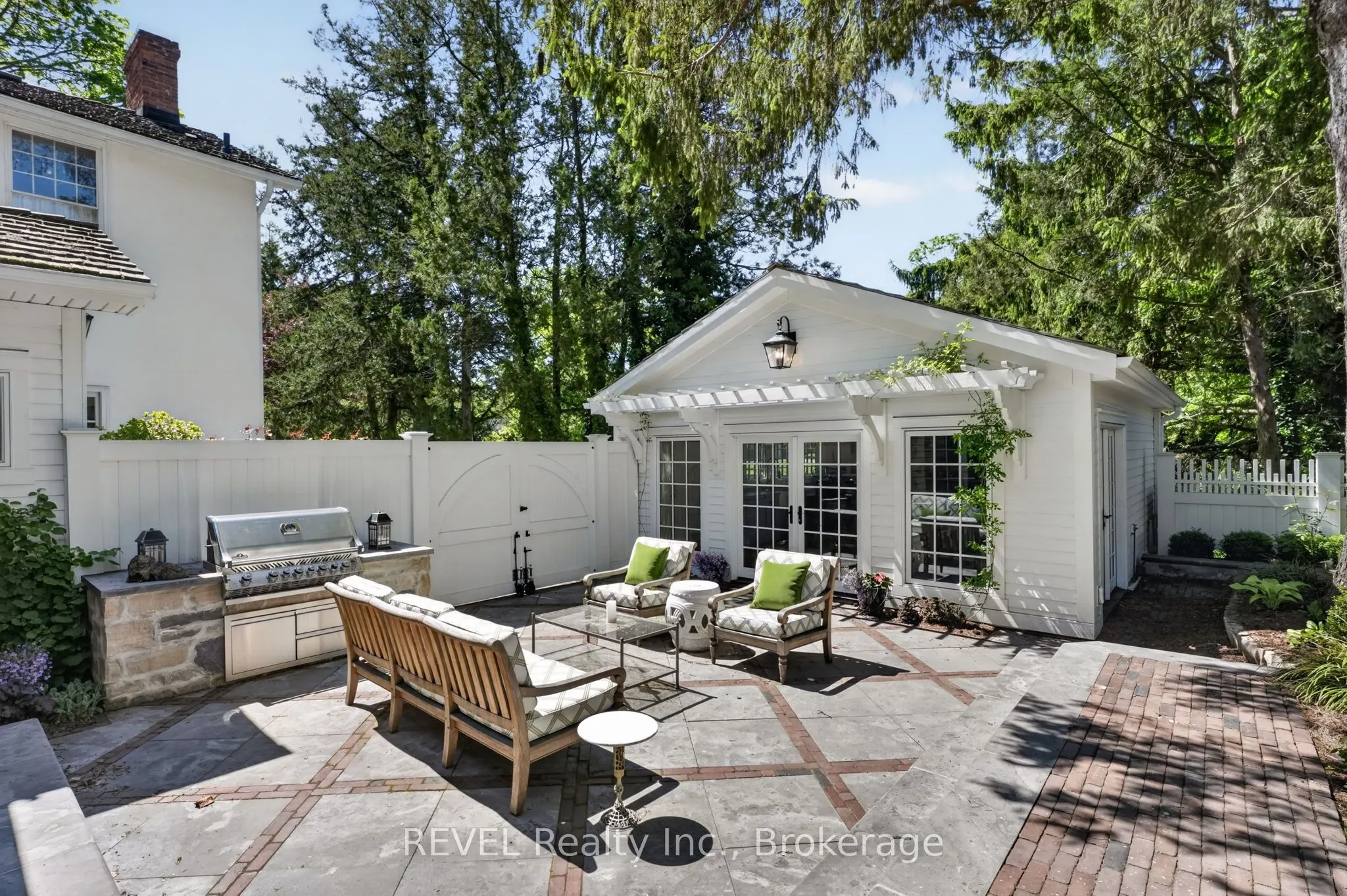 235 Simcoe Street