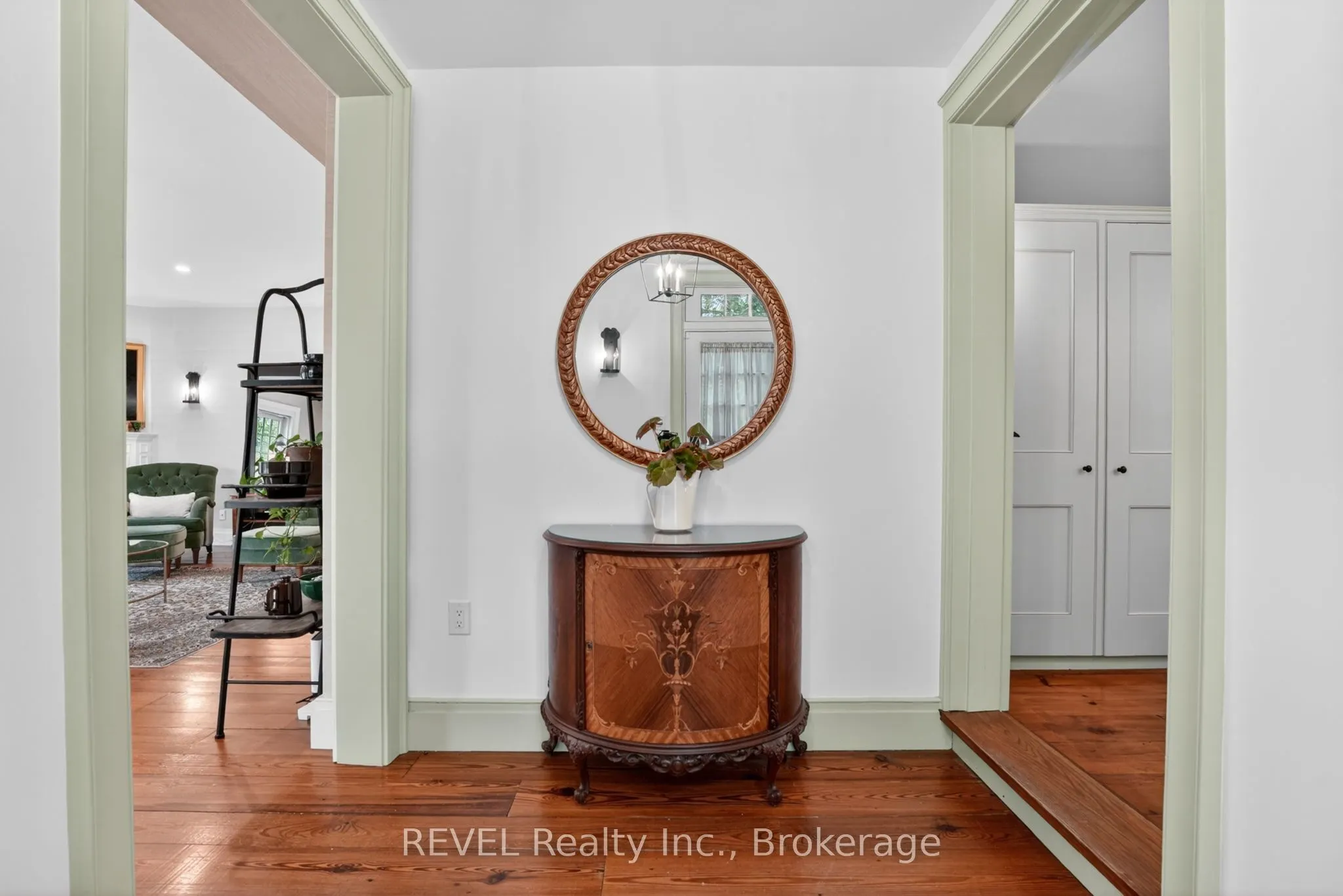 235 Simcoe Street