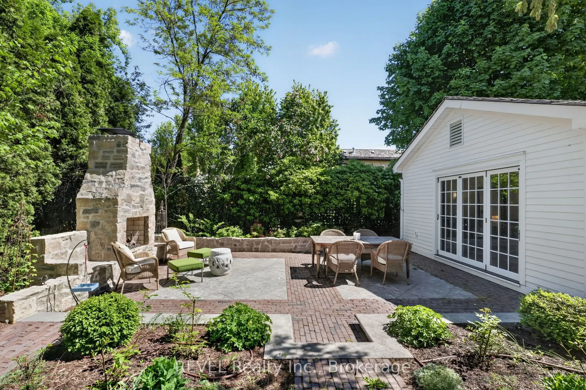 235 Simcoe Street