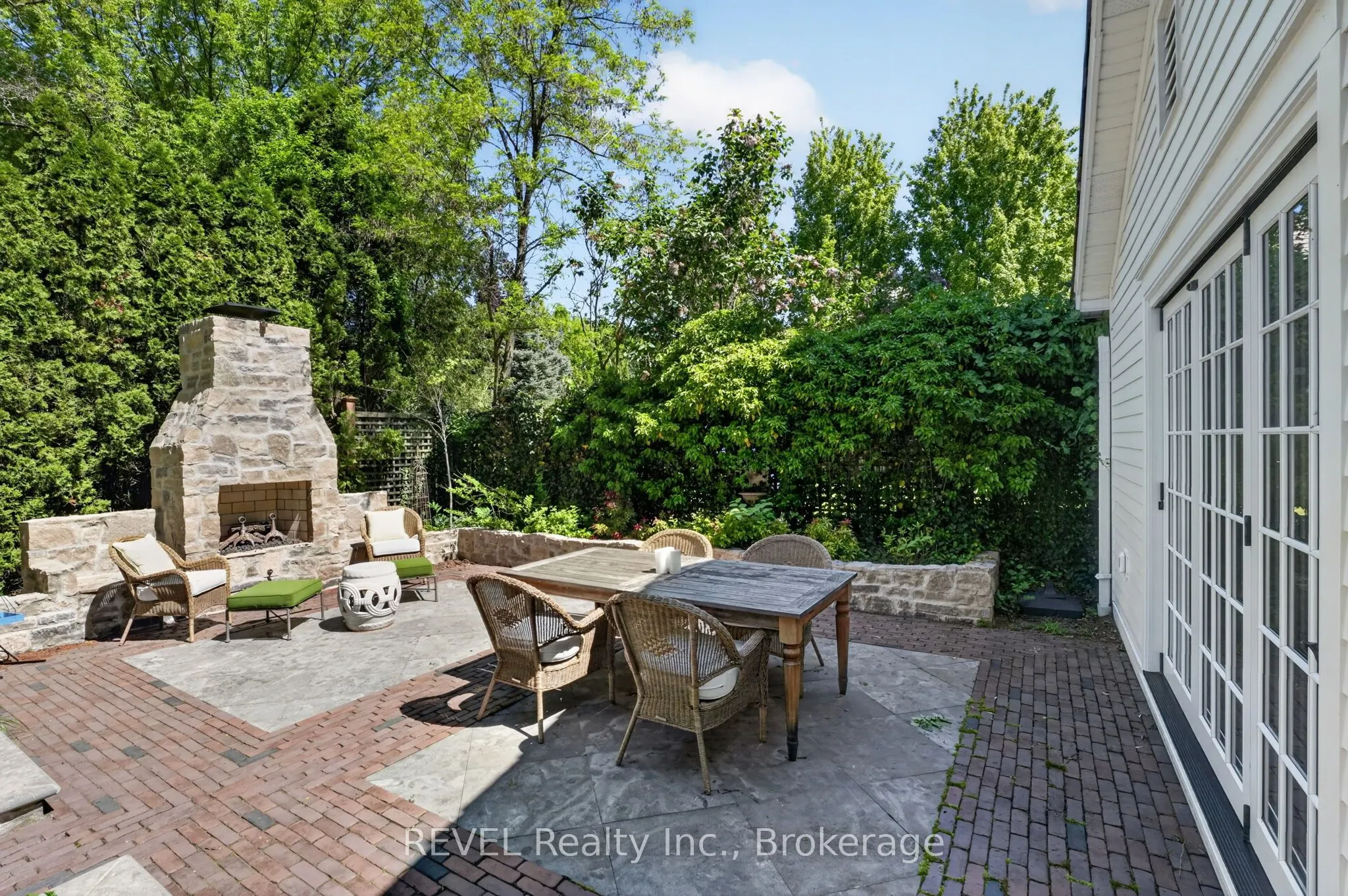235 Simcoe Street