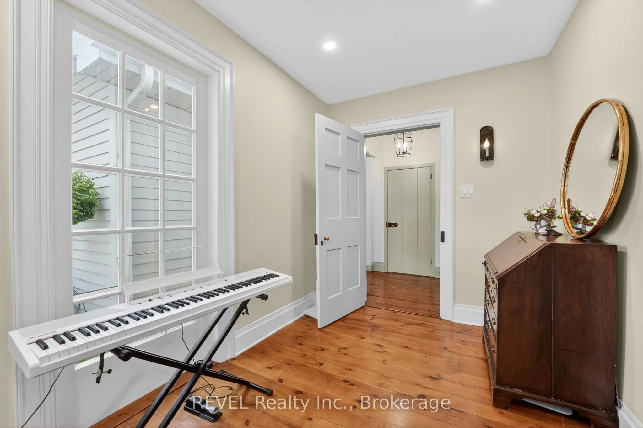 235 Simcoe Street