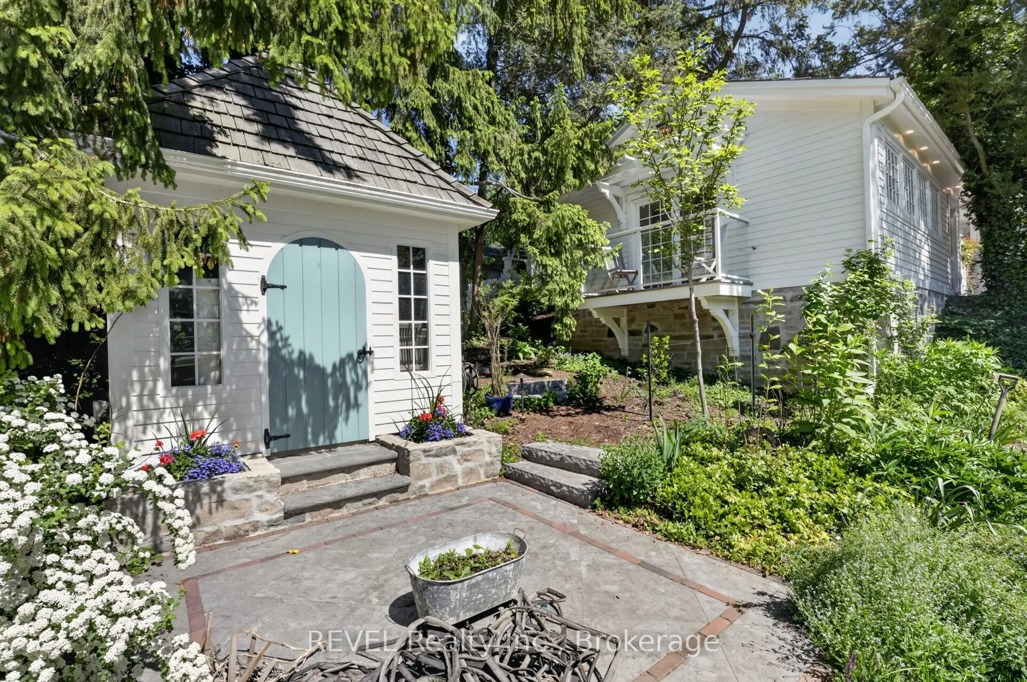 235 Simcoe Street