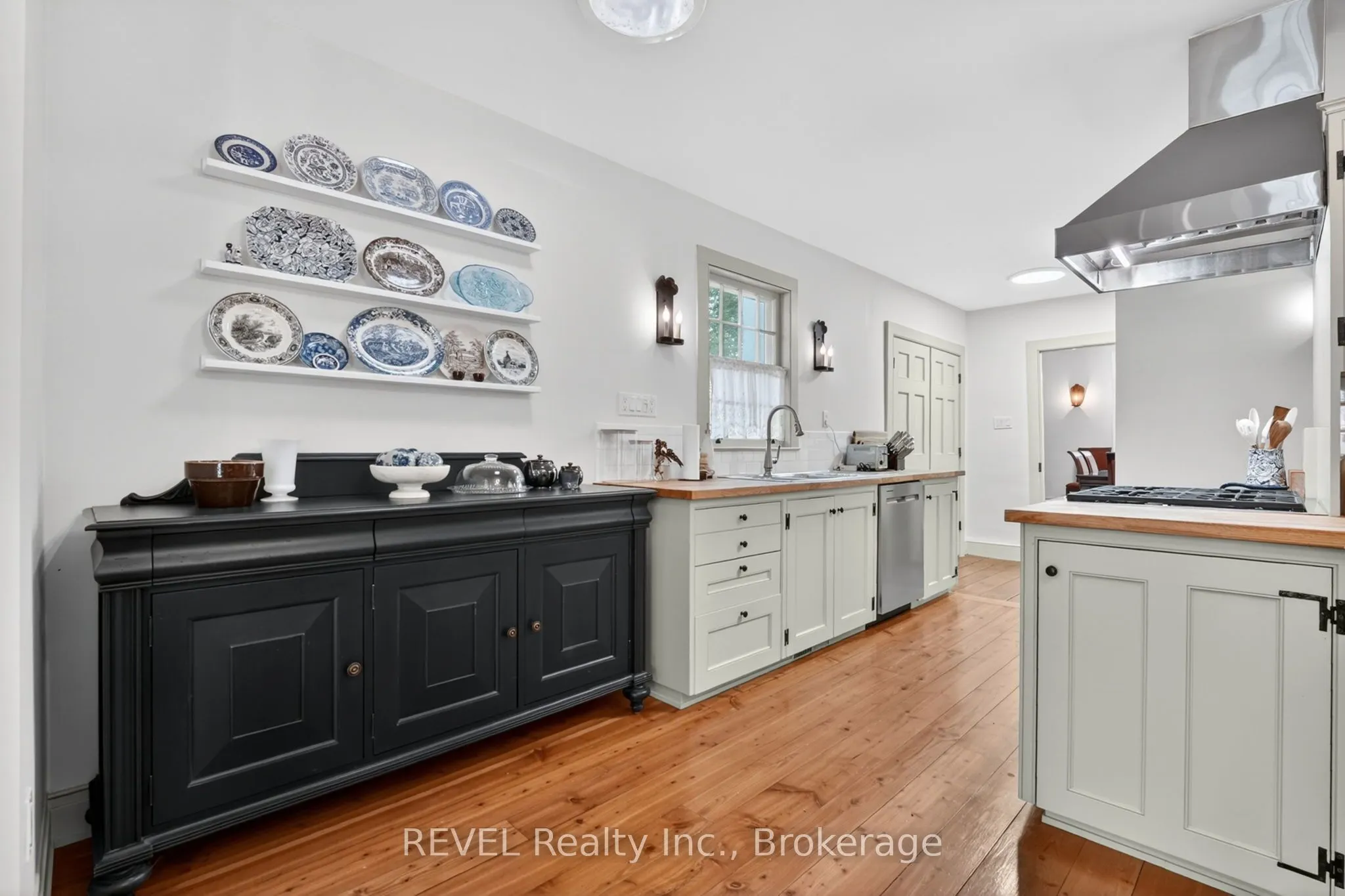 235 Simcoe Street