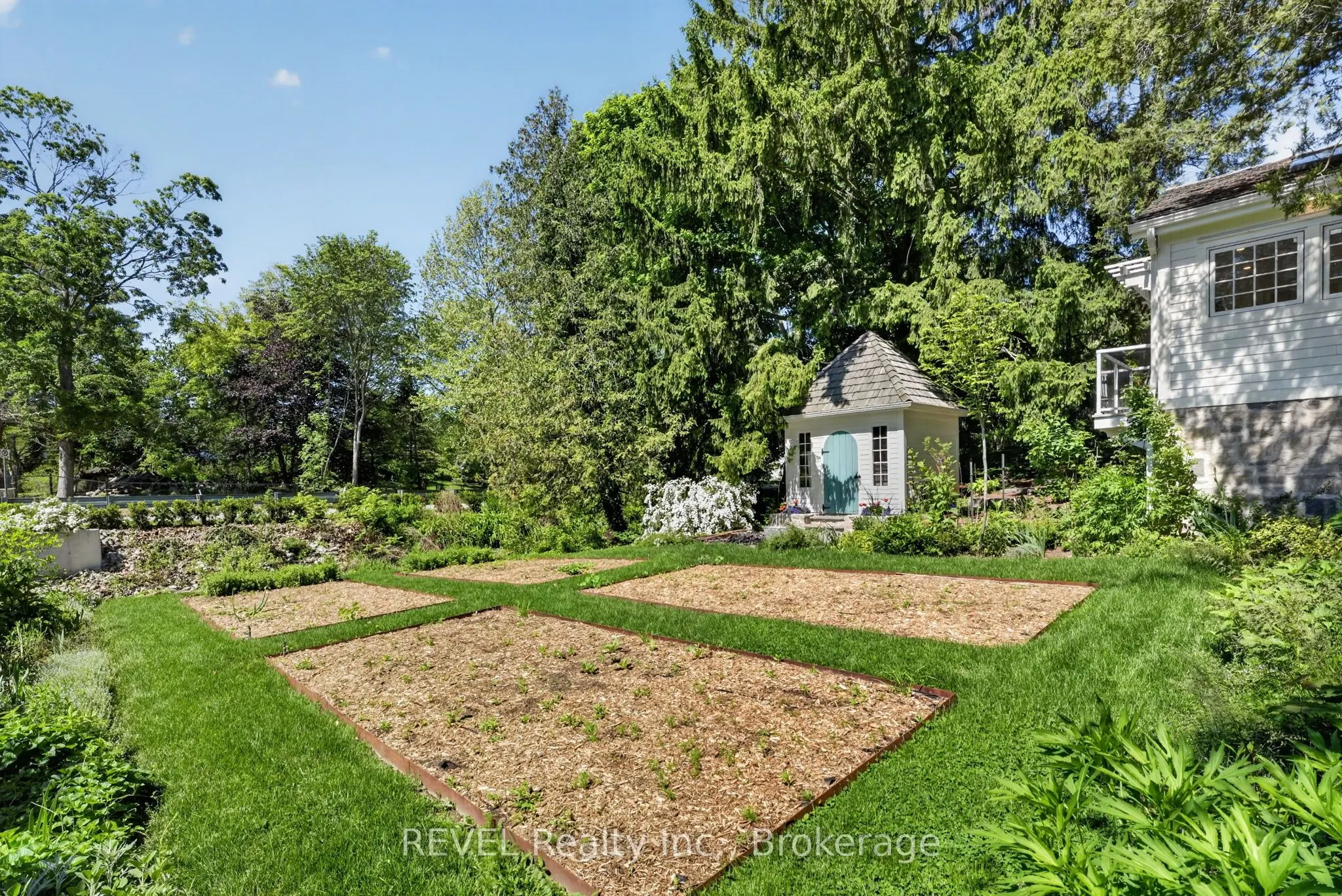 235 Simcoe Street