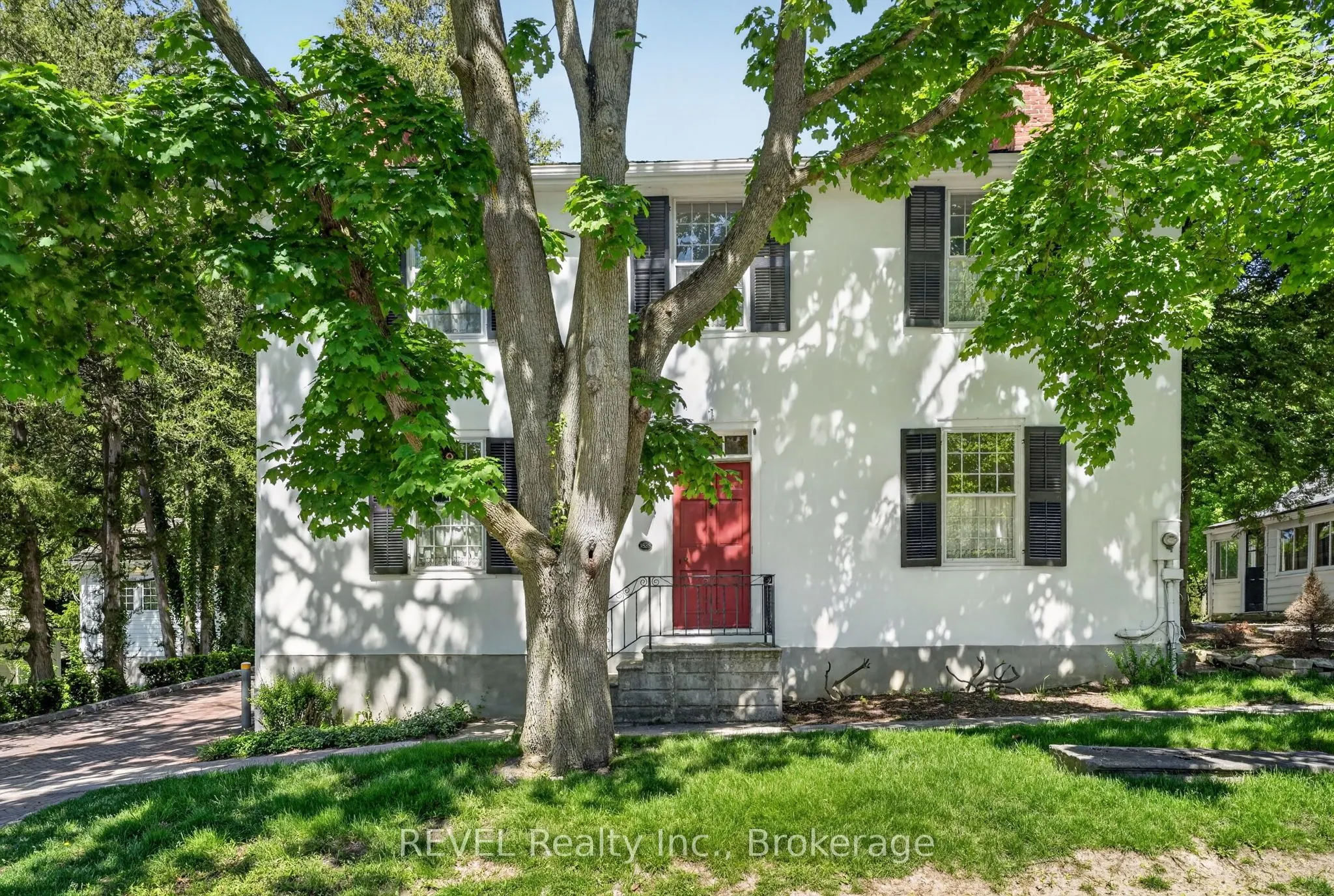 235 Simcoe Street