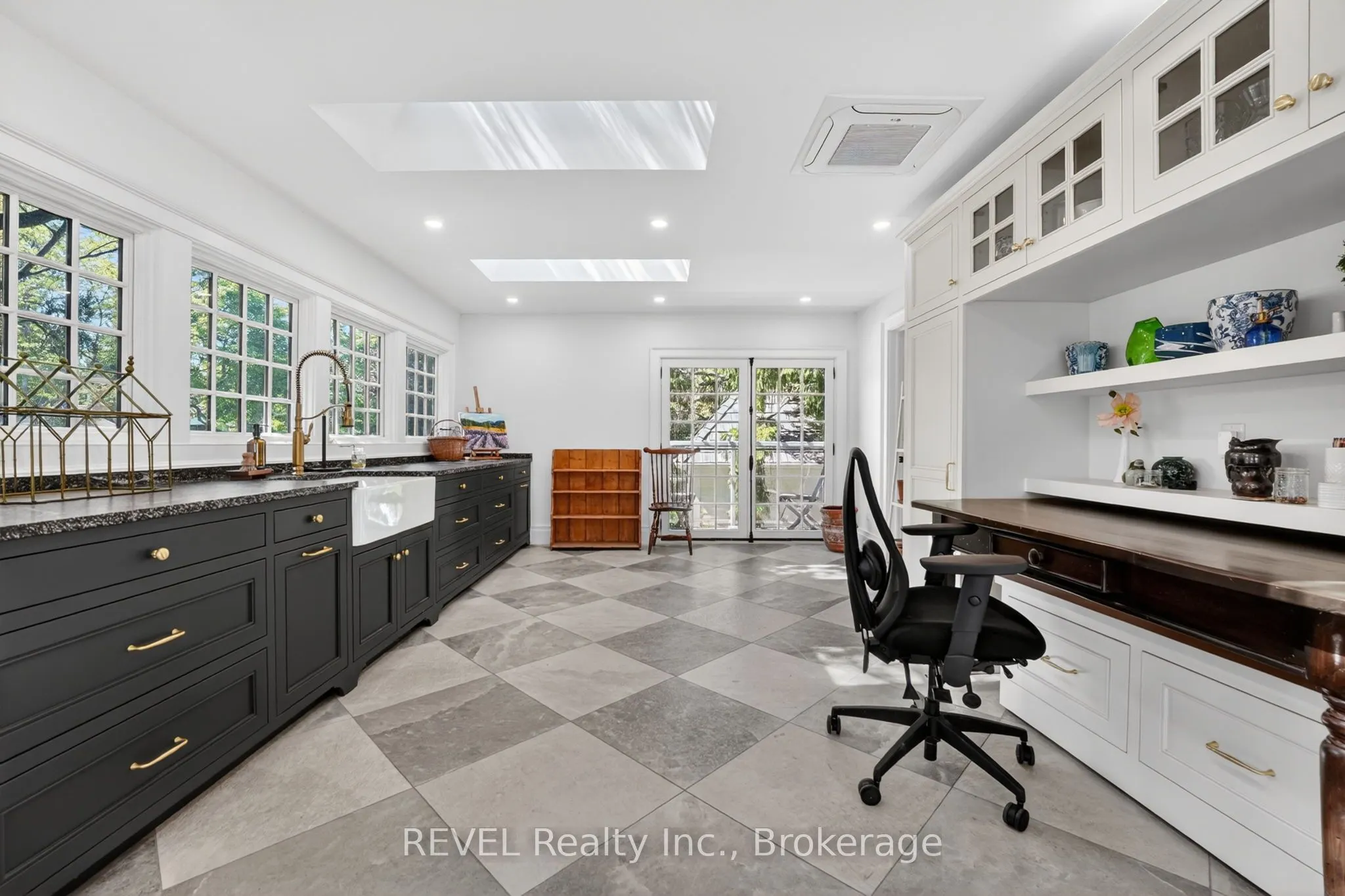 235 Simcoe Street