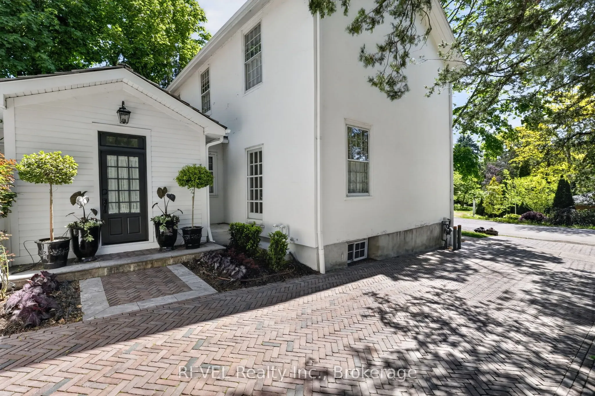 235 Simcoe Street