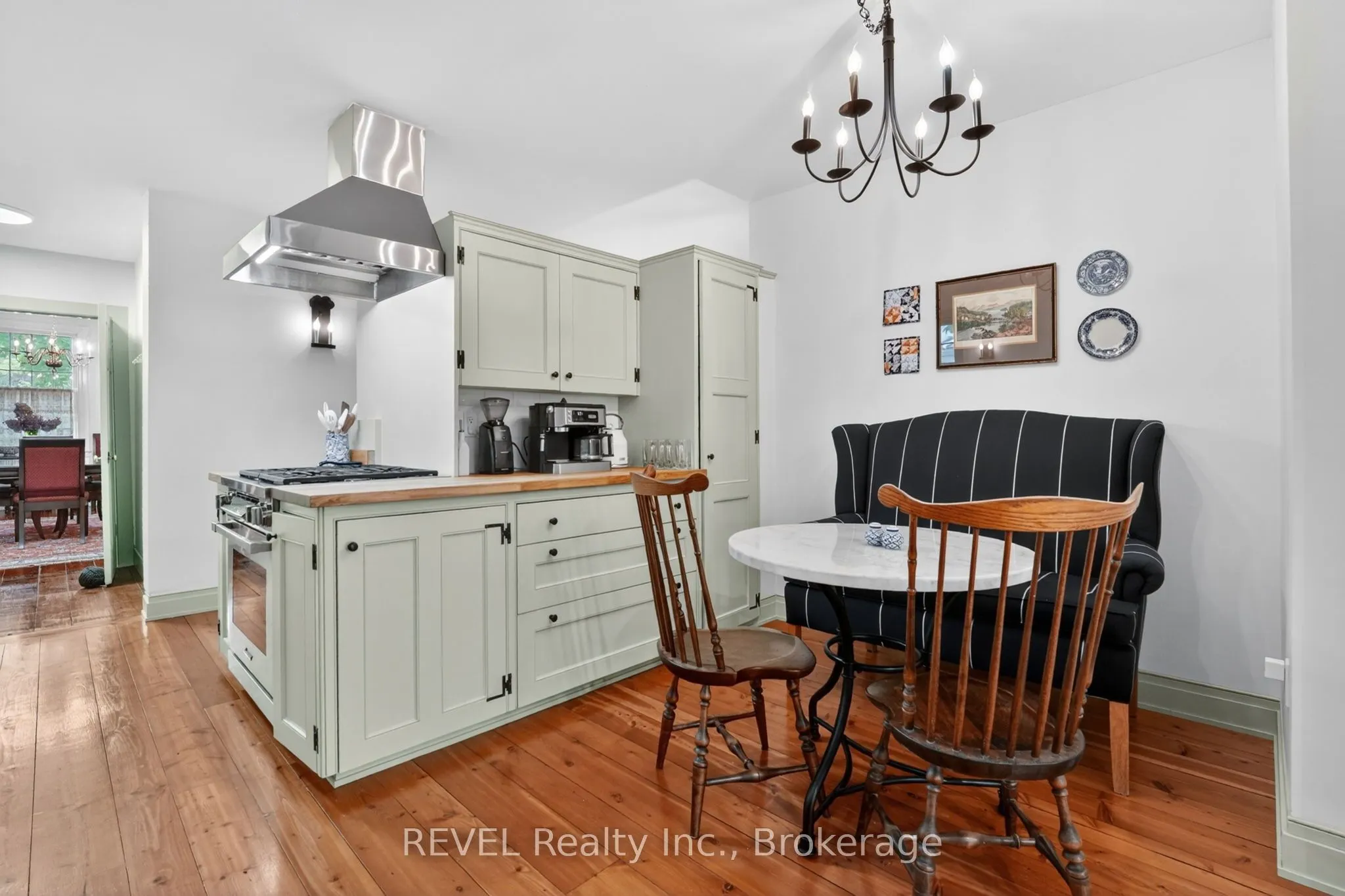 235 Simcoe Street