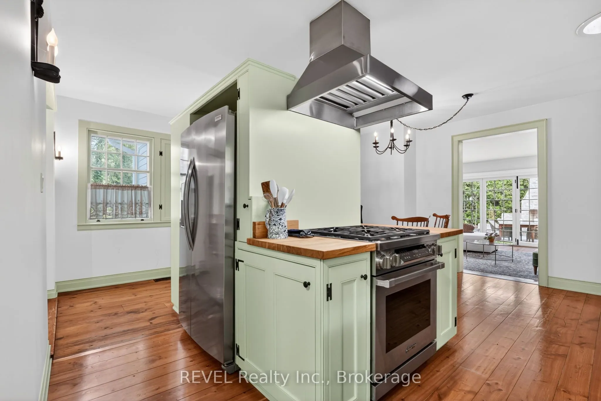 235 Simcoe Street