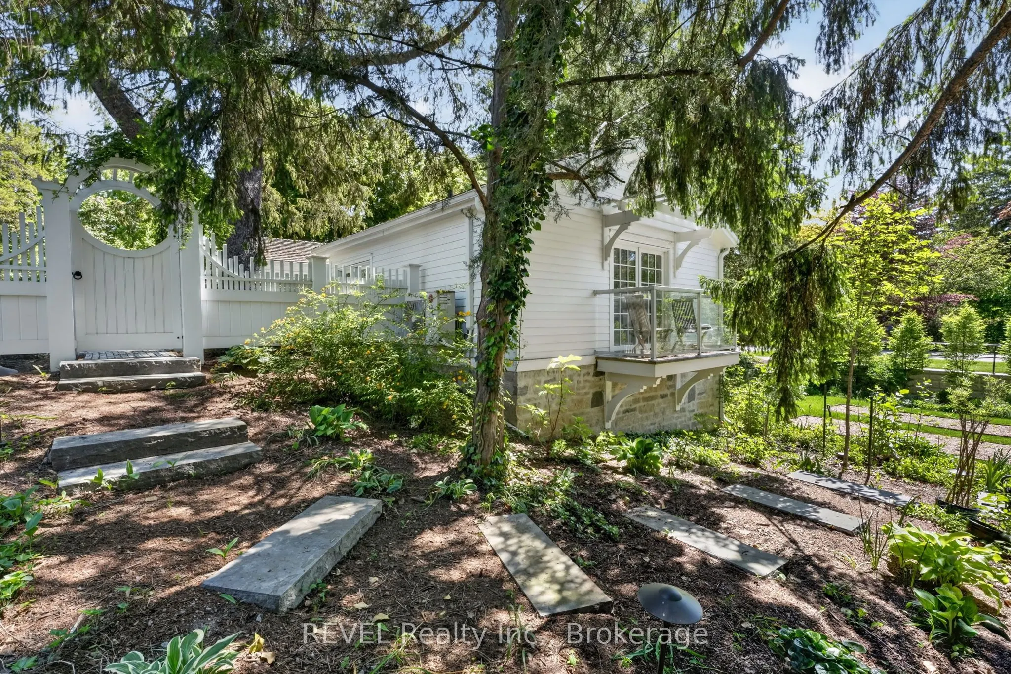 235 Simcoe Street
