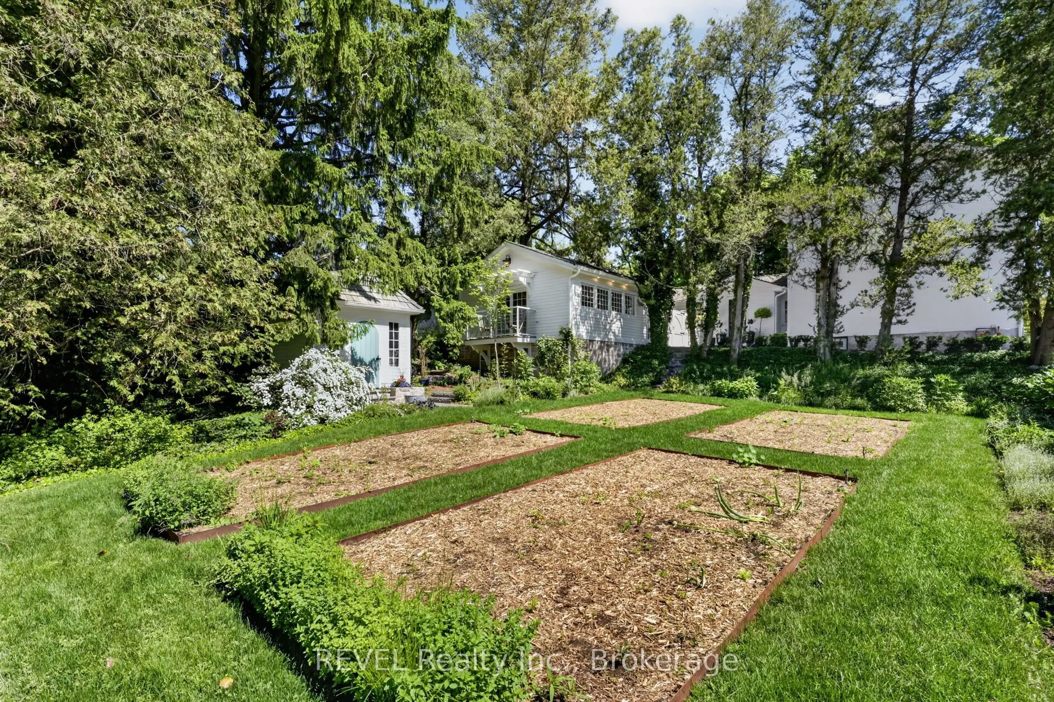 235 Simcoe Street