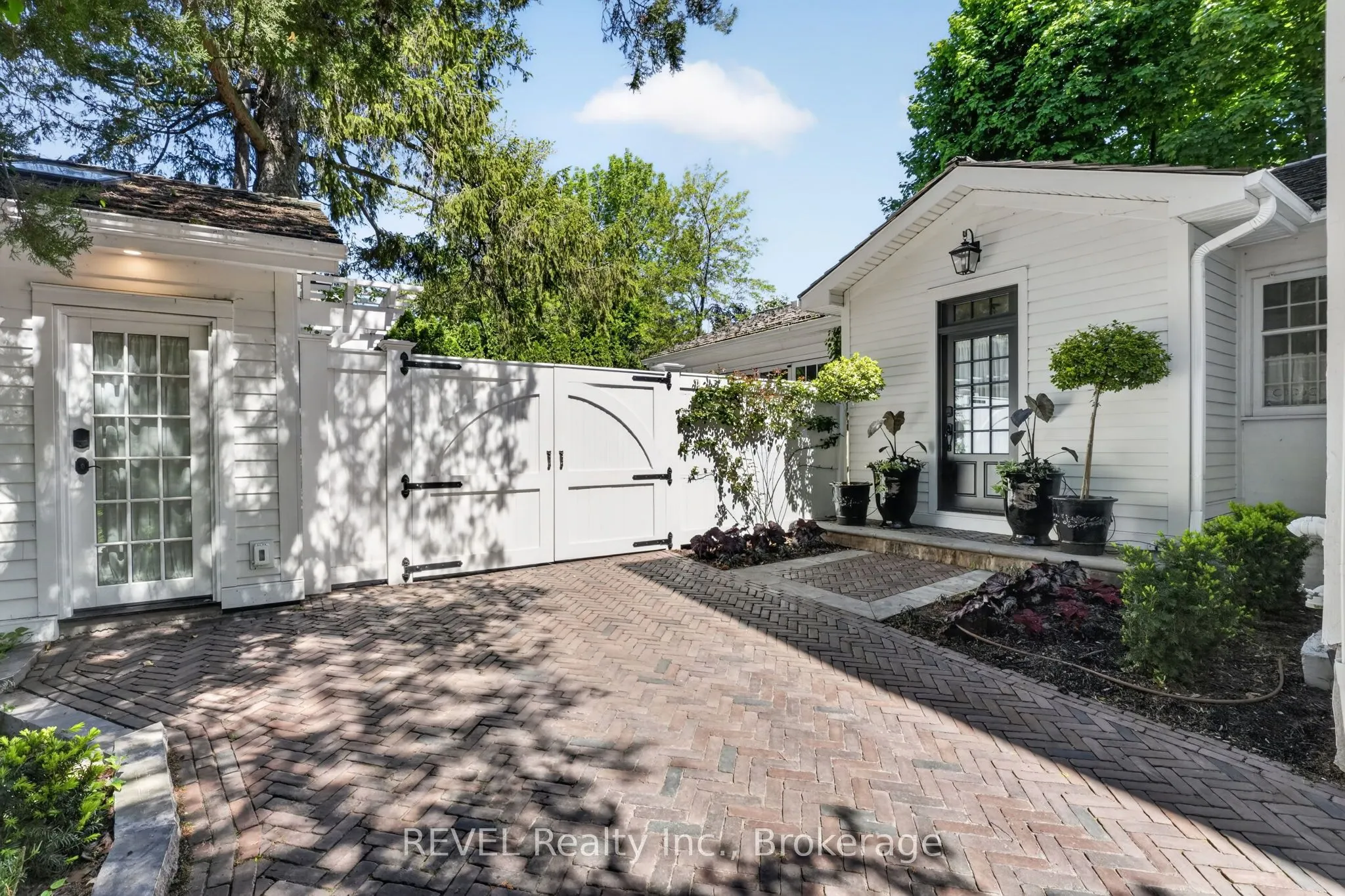 235 Simcoe Street