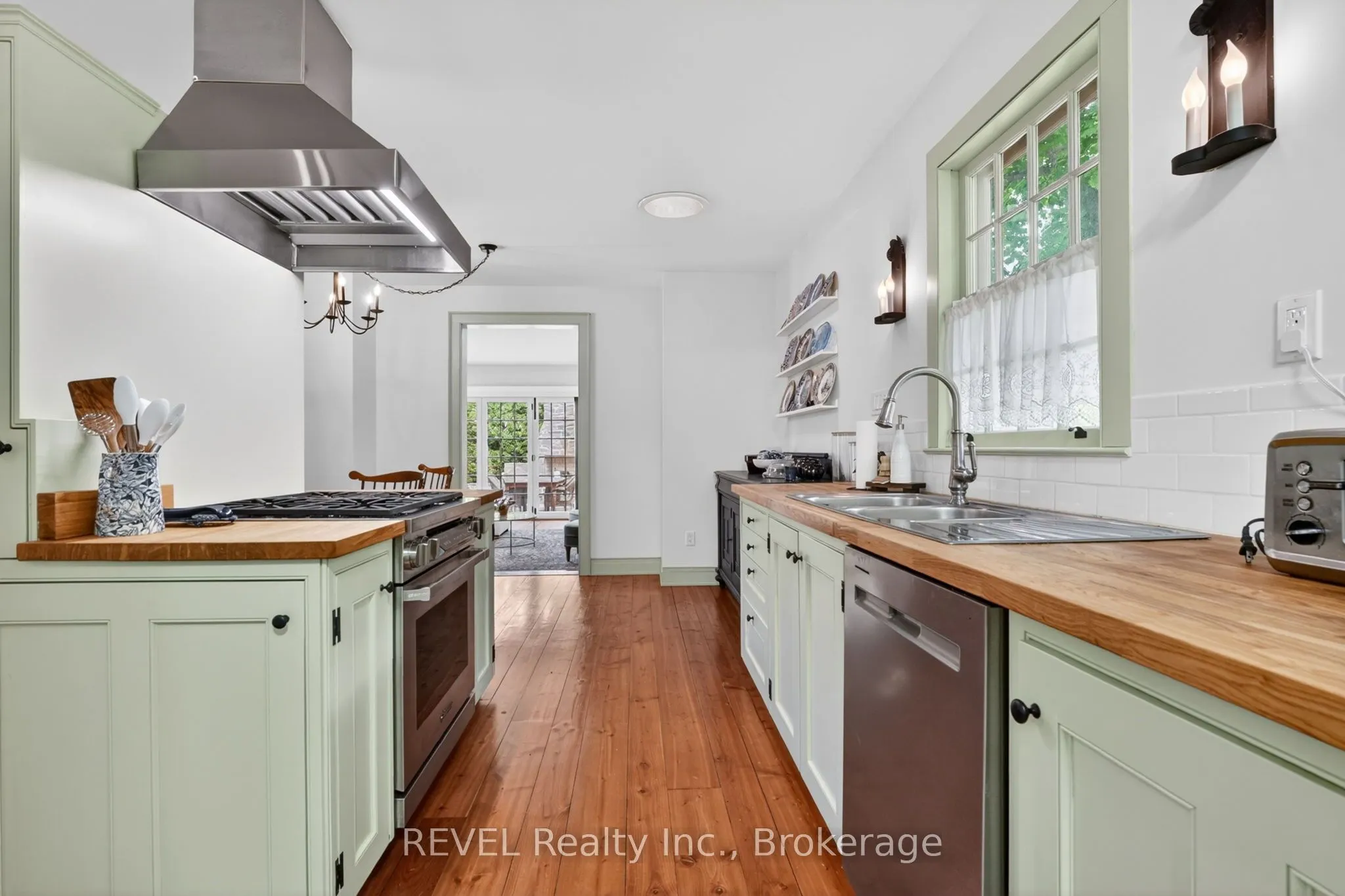 235 Simcoe Street