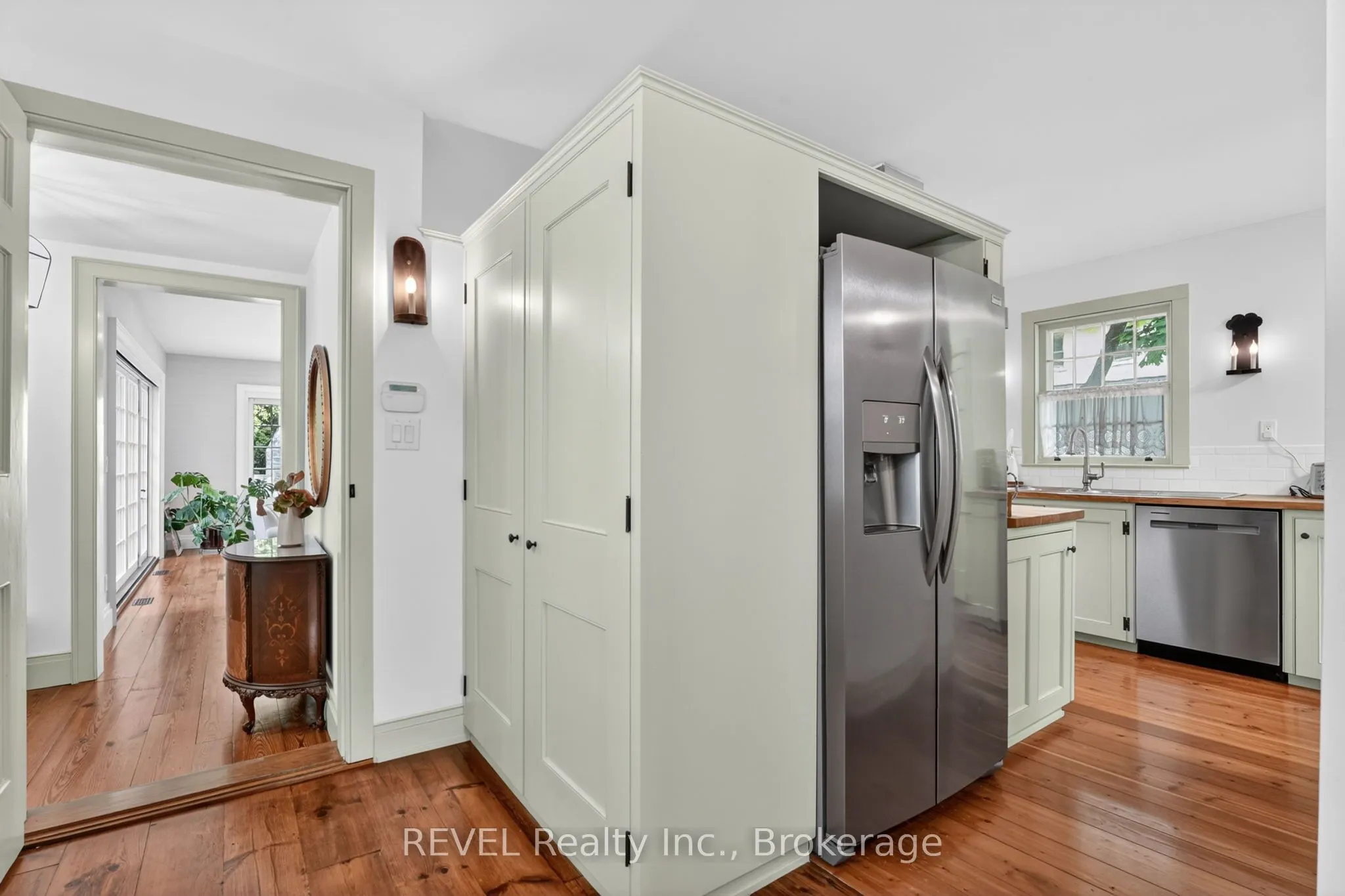 235 Simcoe Street