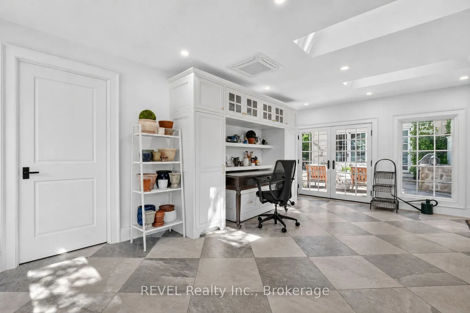 235 Simcoe Street