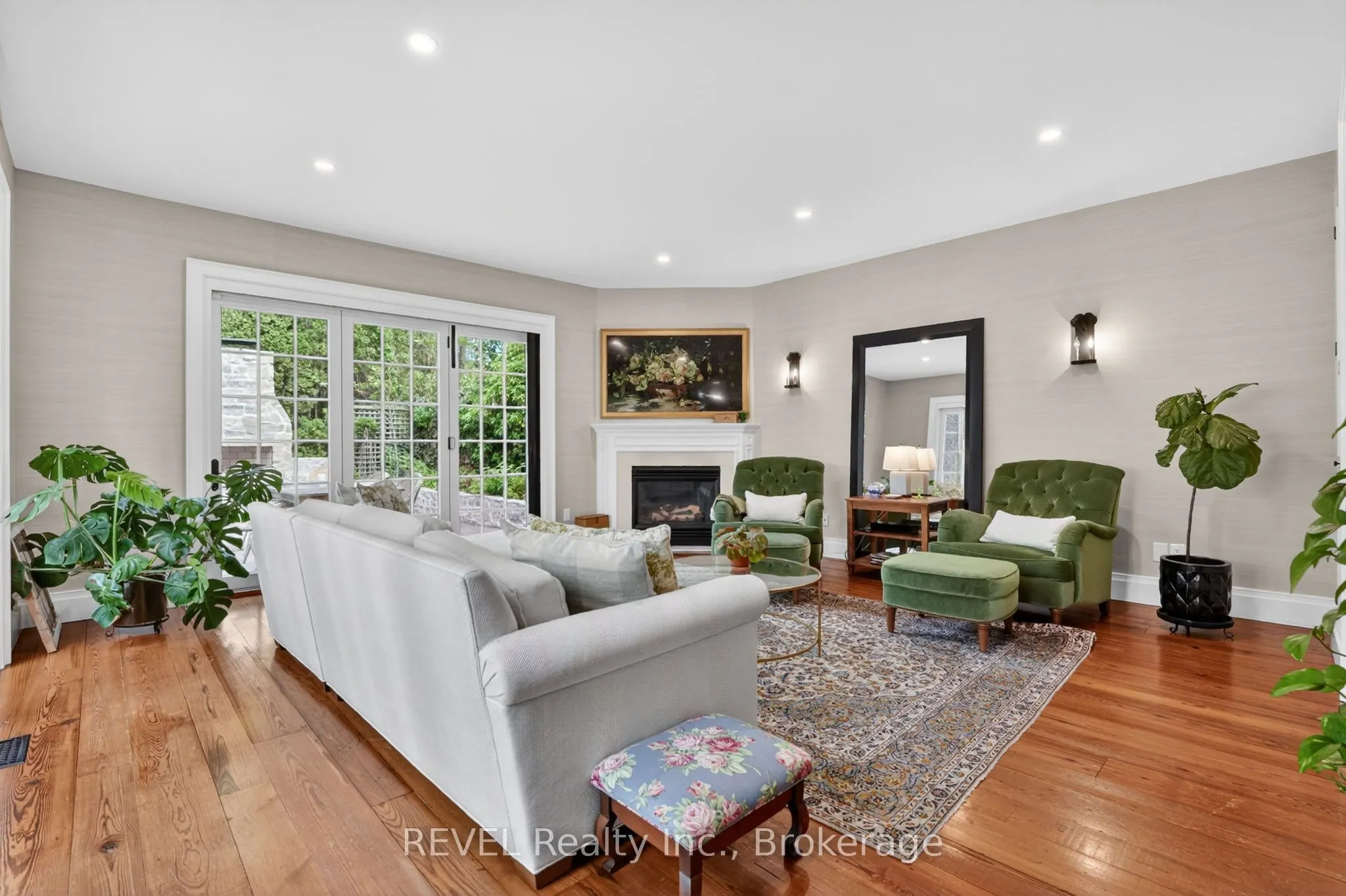 235 Simcoe Street