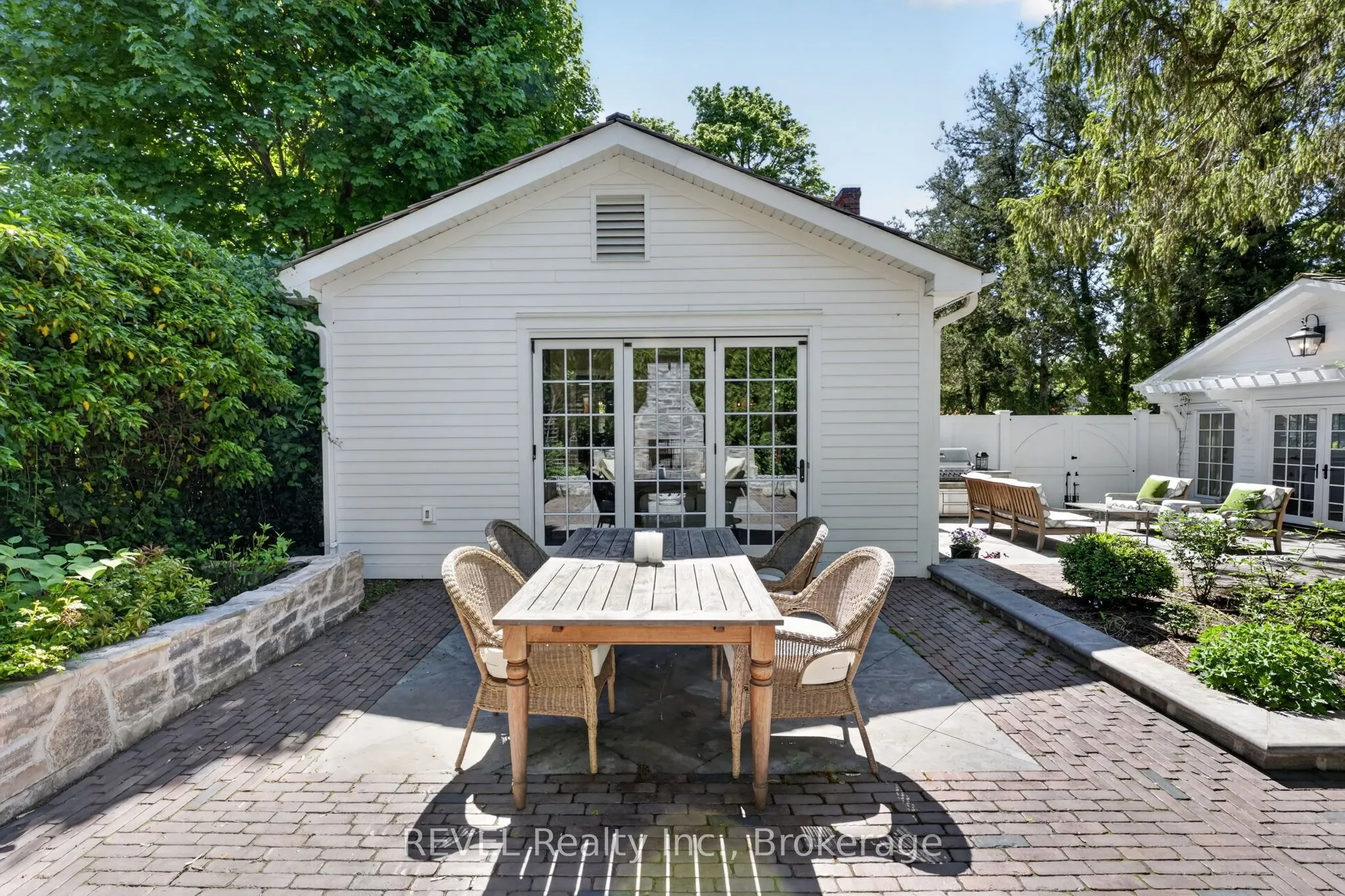 235 Simcoe Street