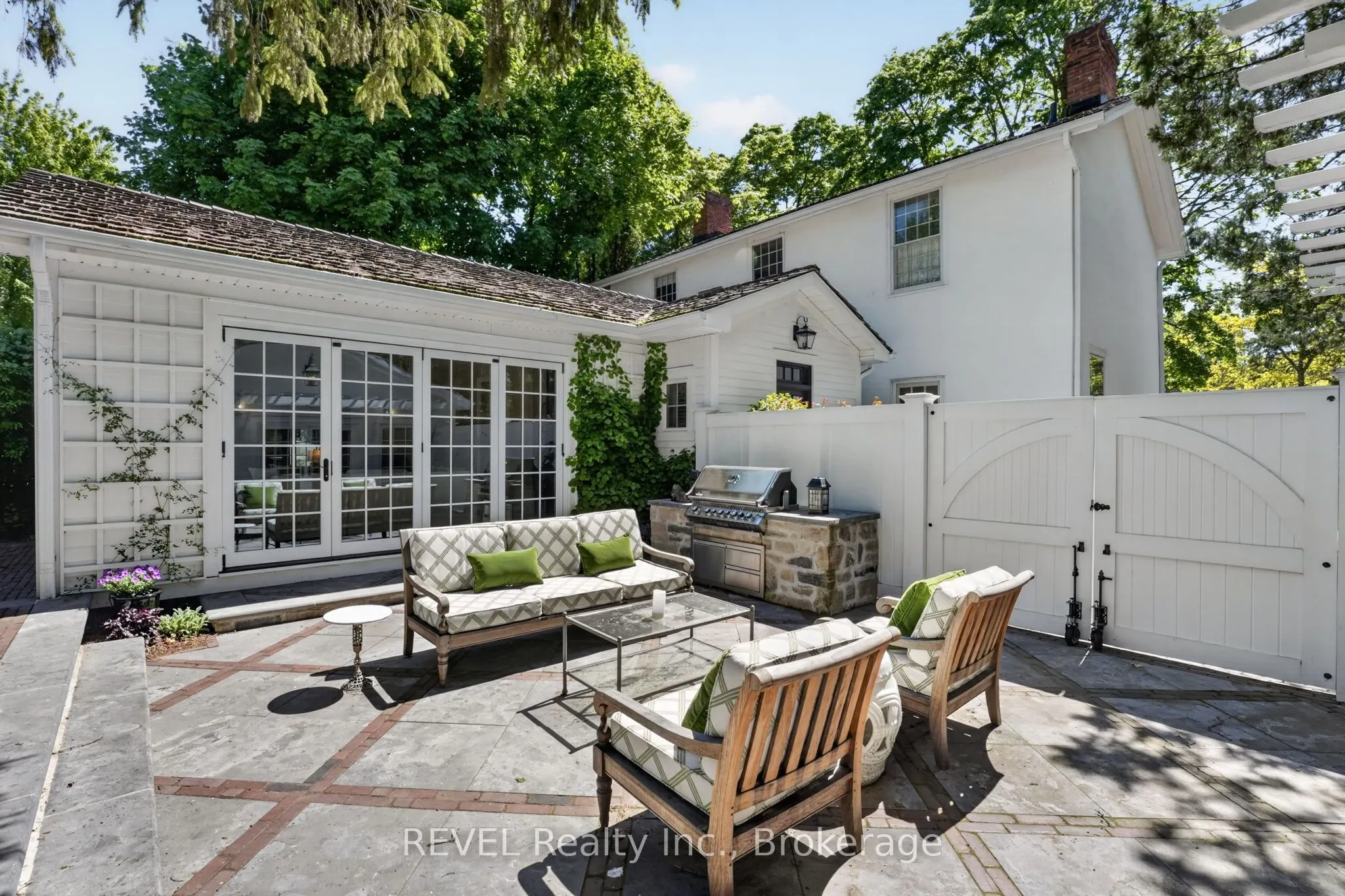235 Simcoe Street