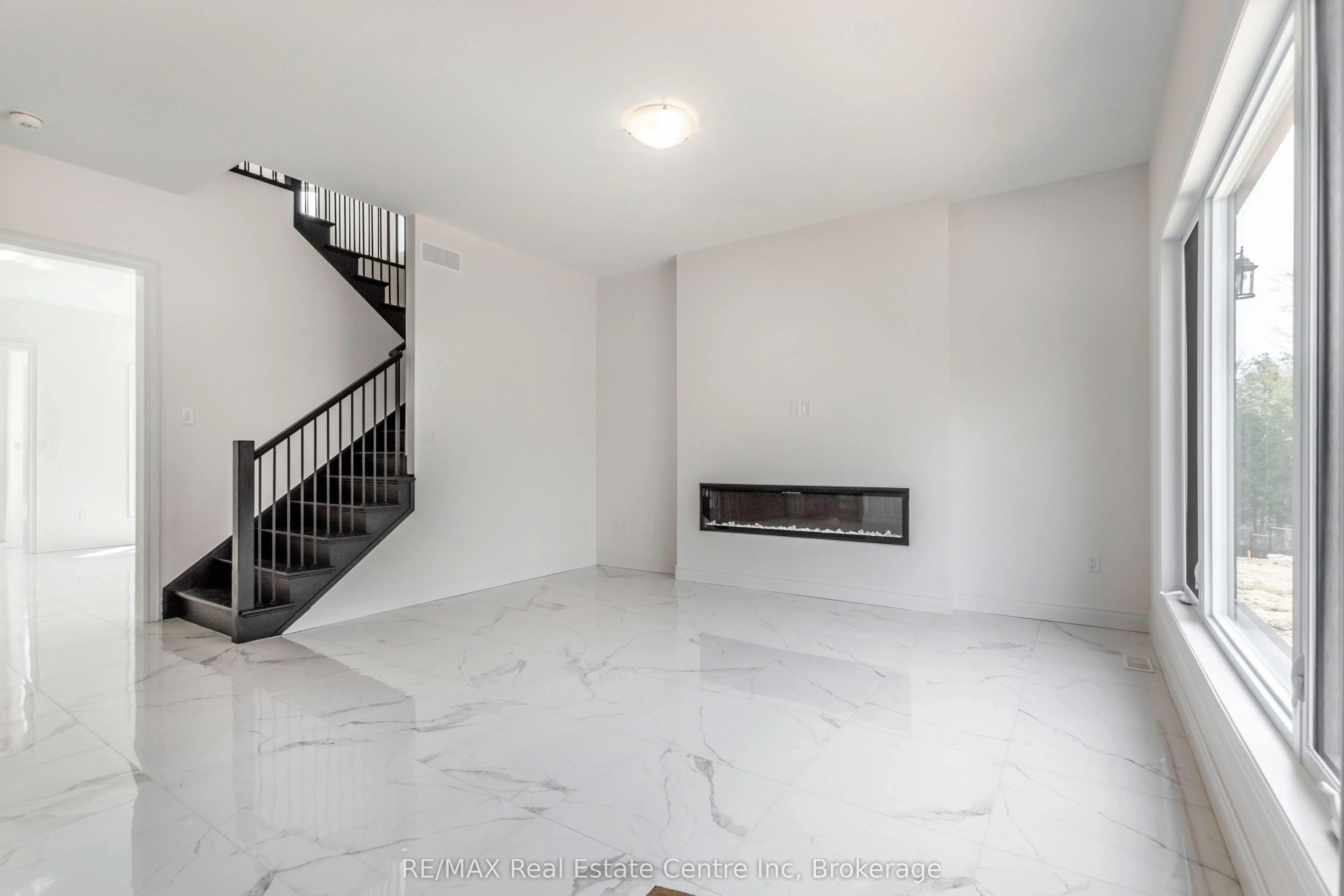 143 Ambrous Crescent