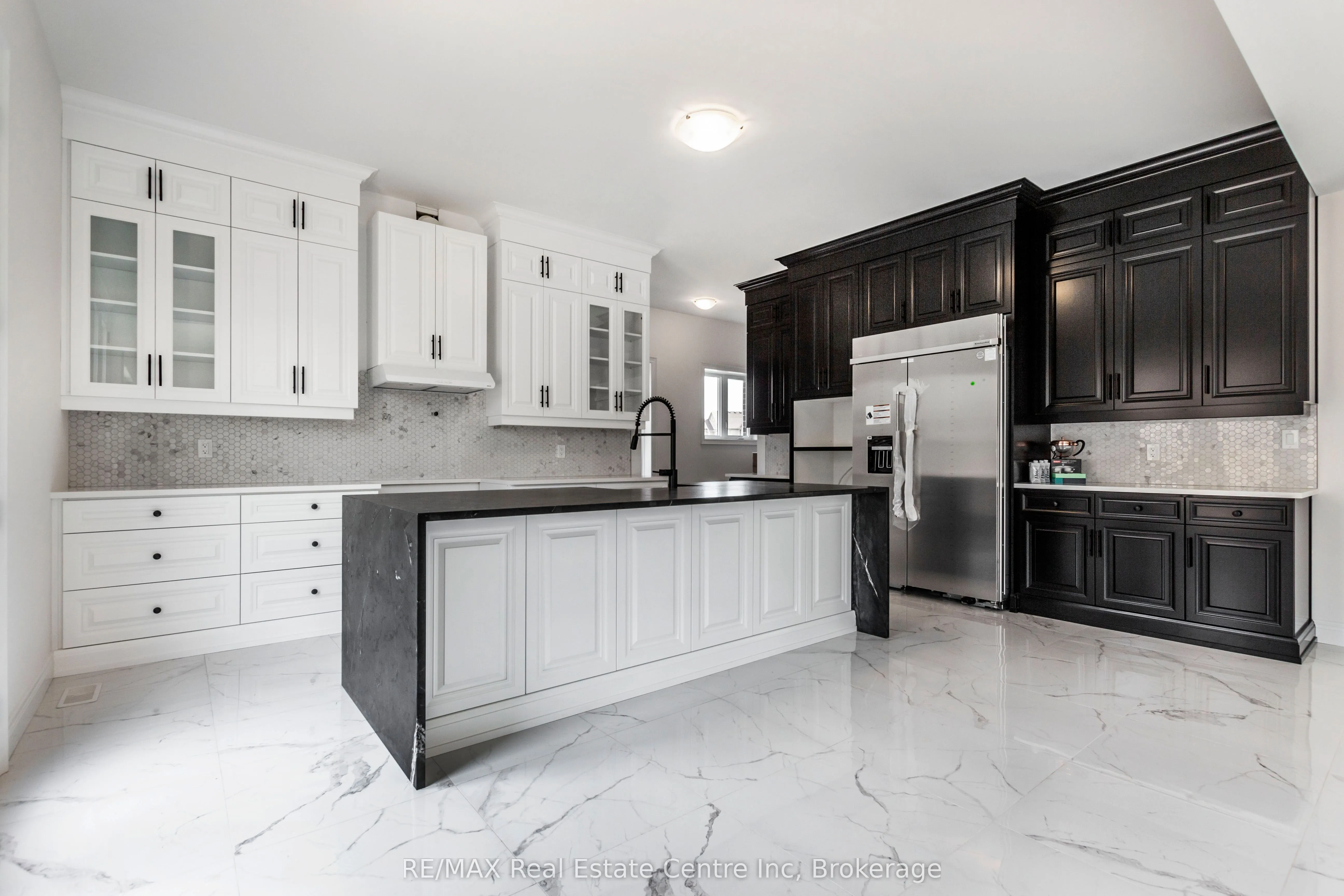 143 Ambrous Crescent