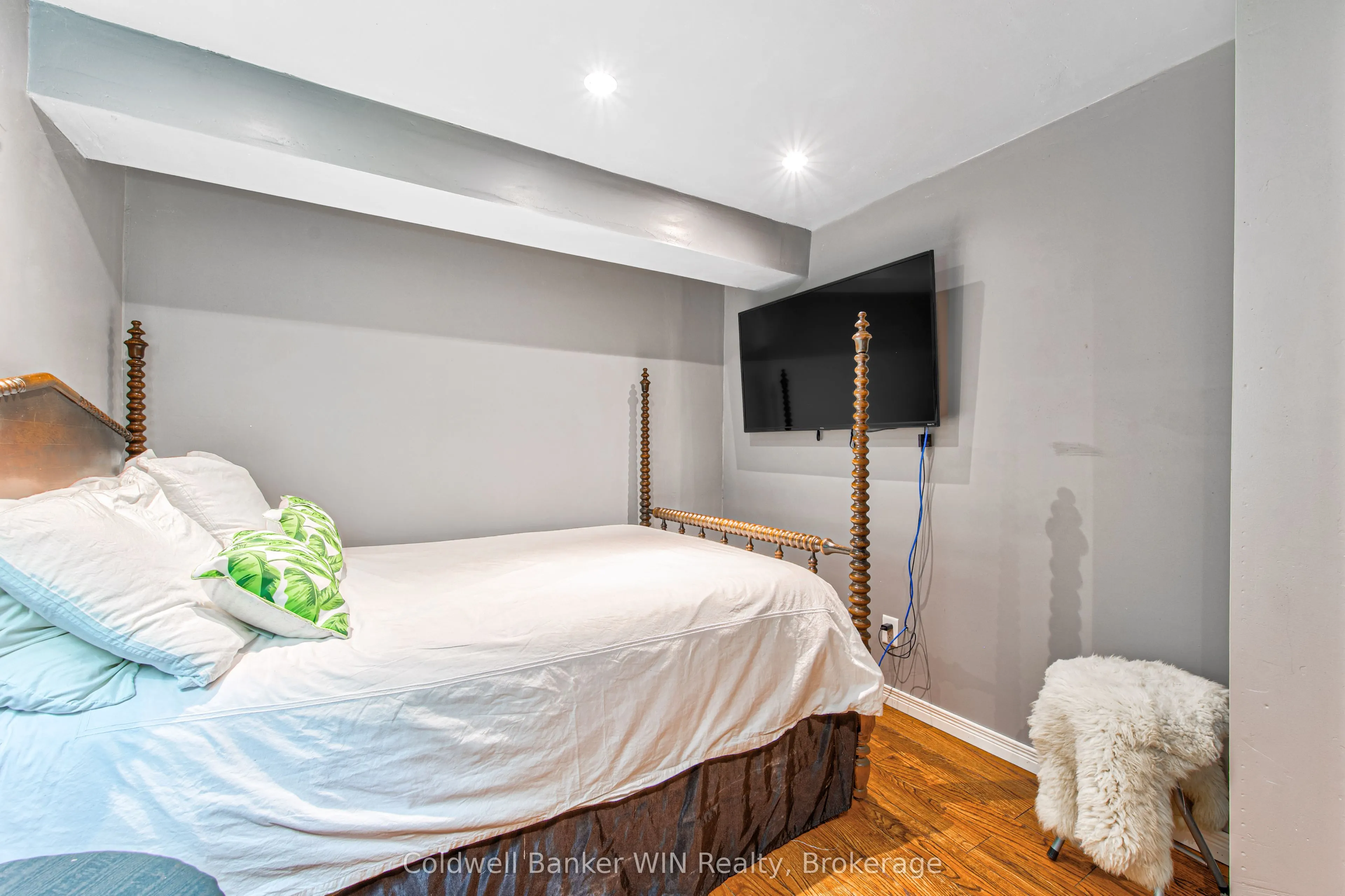 7341 Sideroad 12