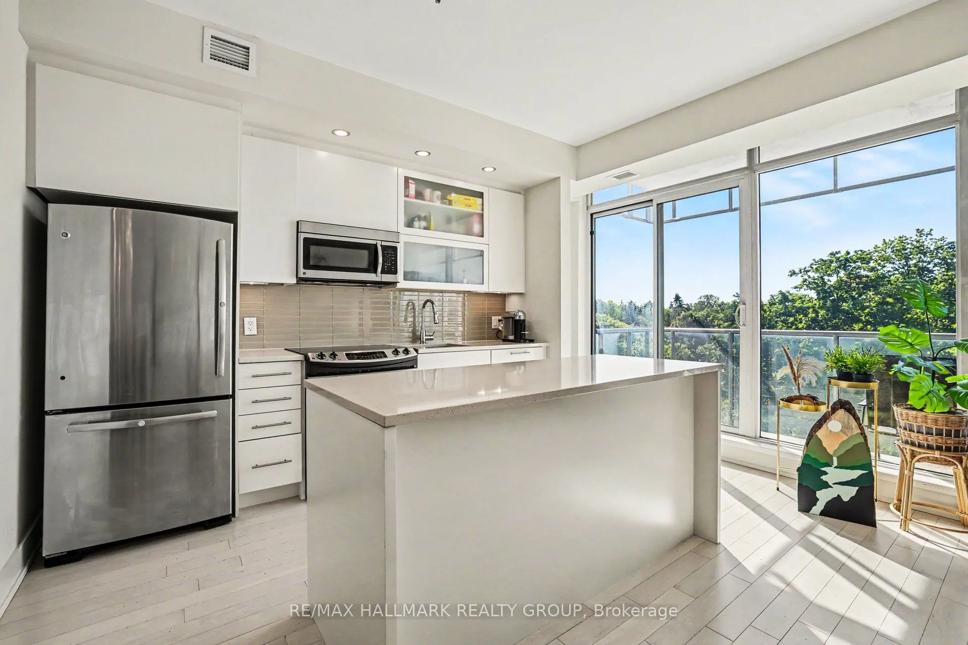 98 Richmond Road #504
