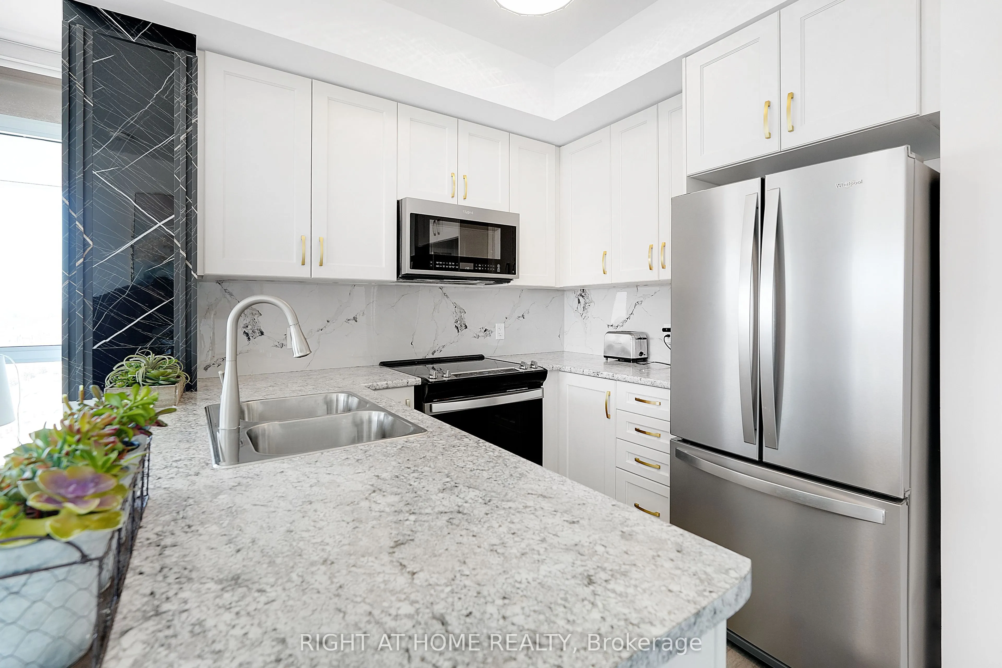 460 Dundas Street E #905