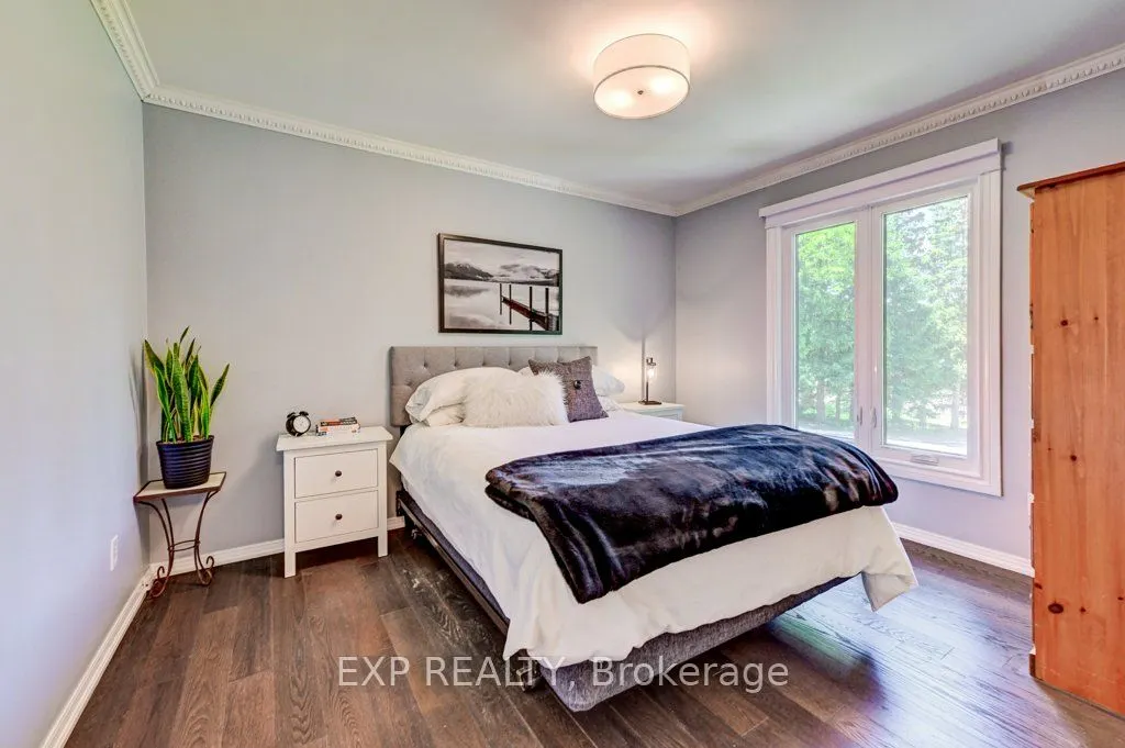 194 Dundas Street E