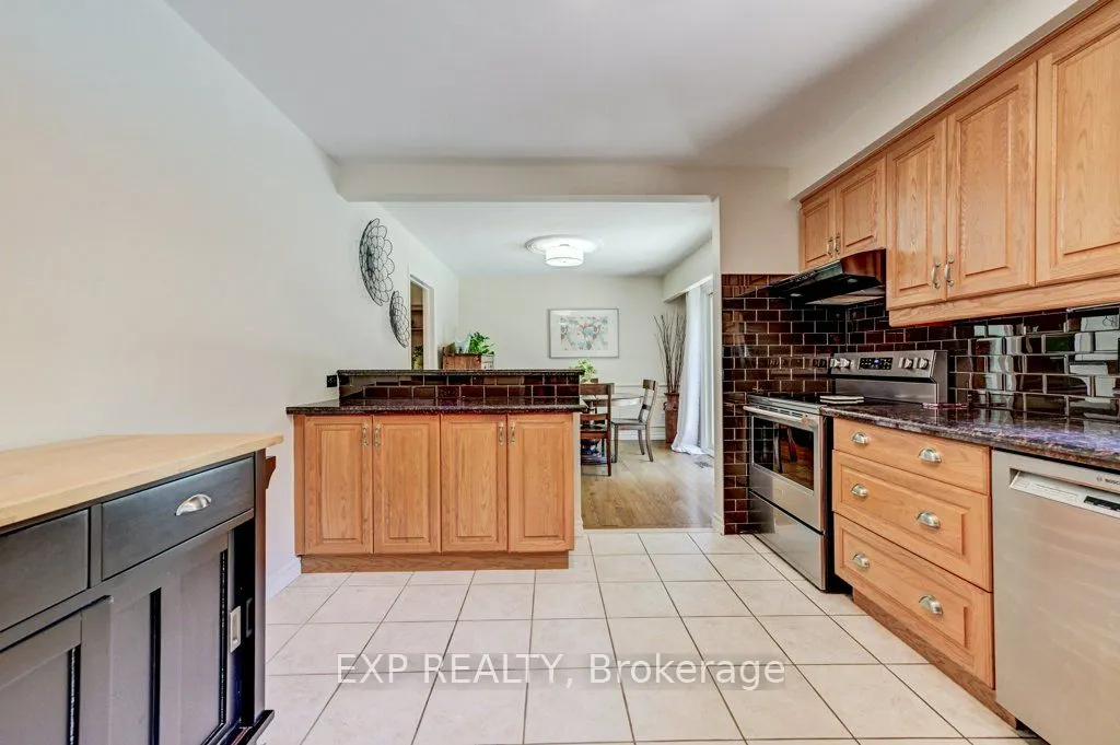 194 Dundas Street E