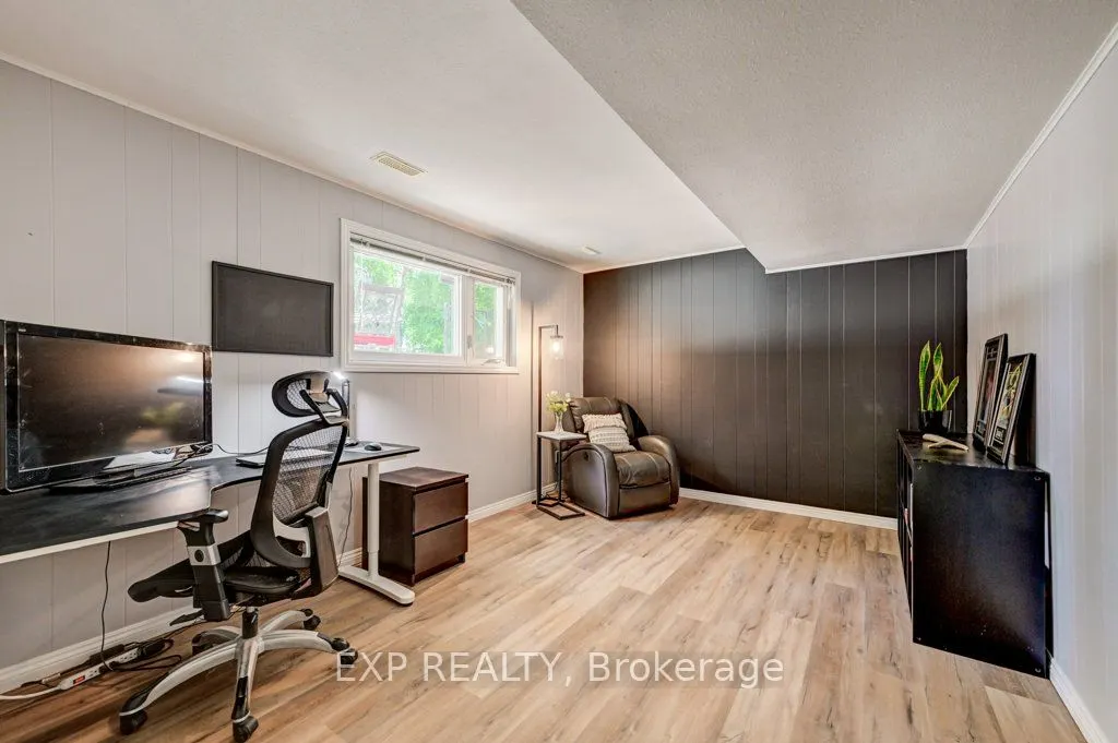 194 Dundas Street E