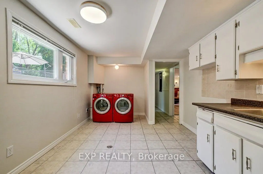194 Dundas Street E