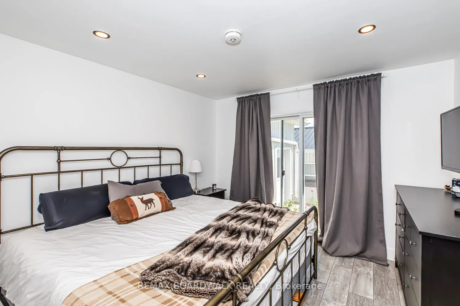 303-307 DONALD B MUNRO Drive