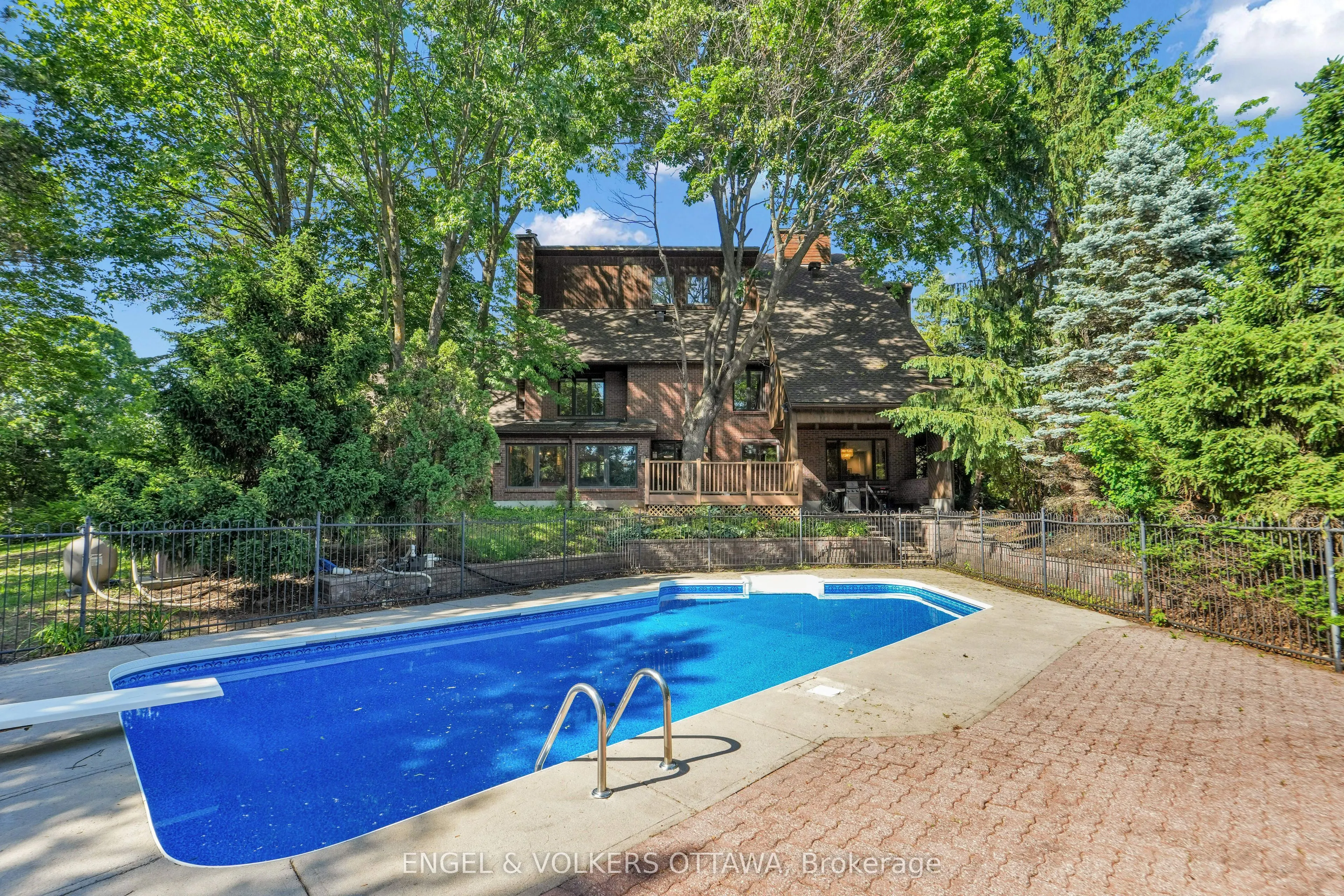 7 Mid Pines Grove
