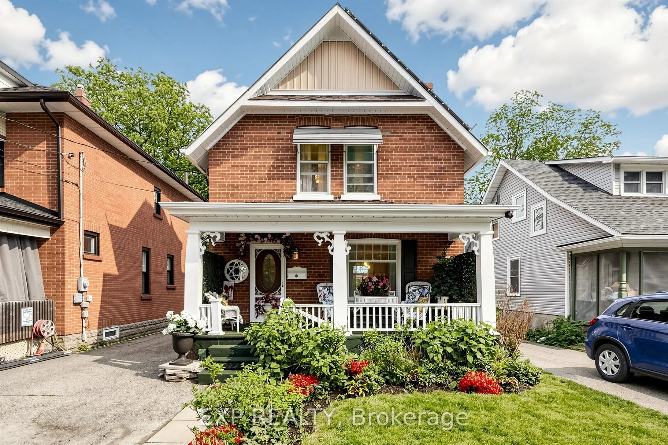 28 Simcoe Street