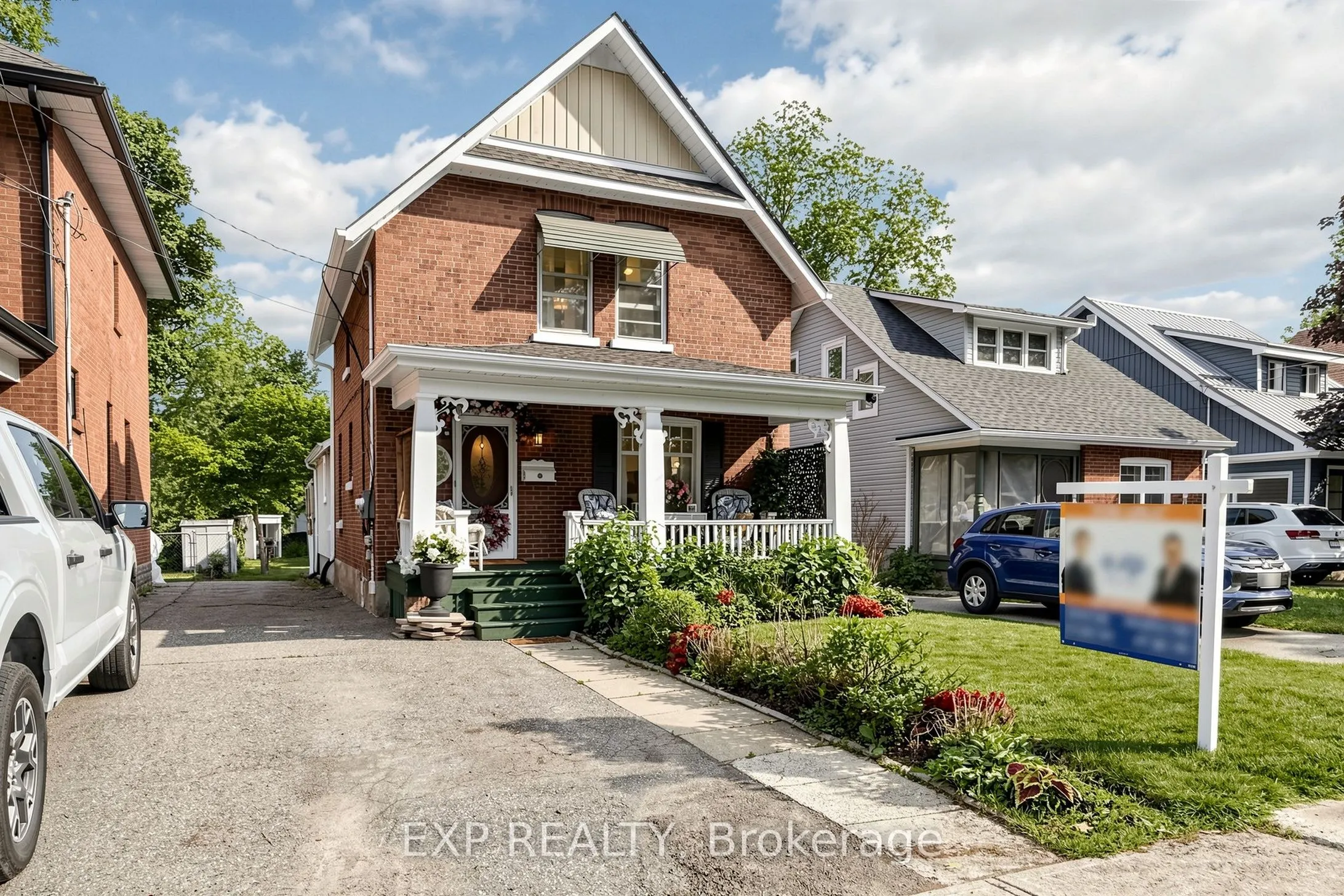 28 Simcoe Street