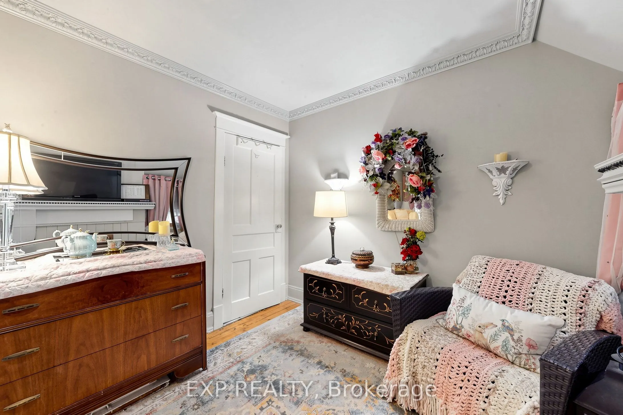 28 Simcoe Street