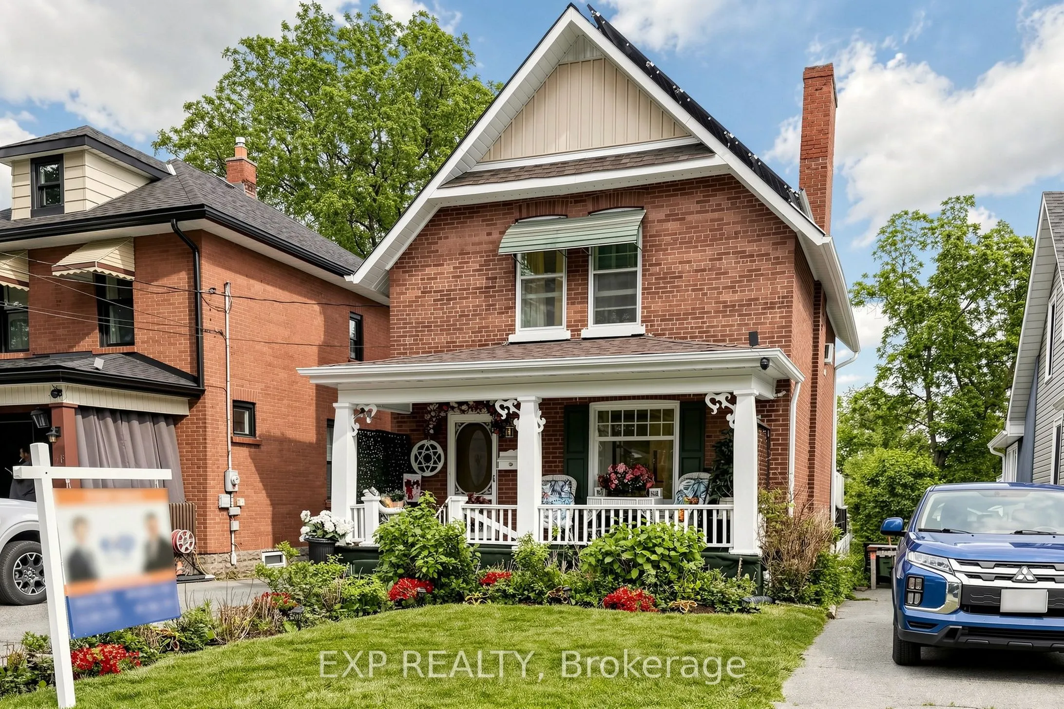 28 Simcoe Street