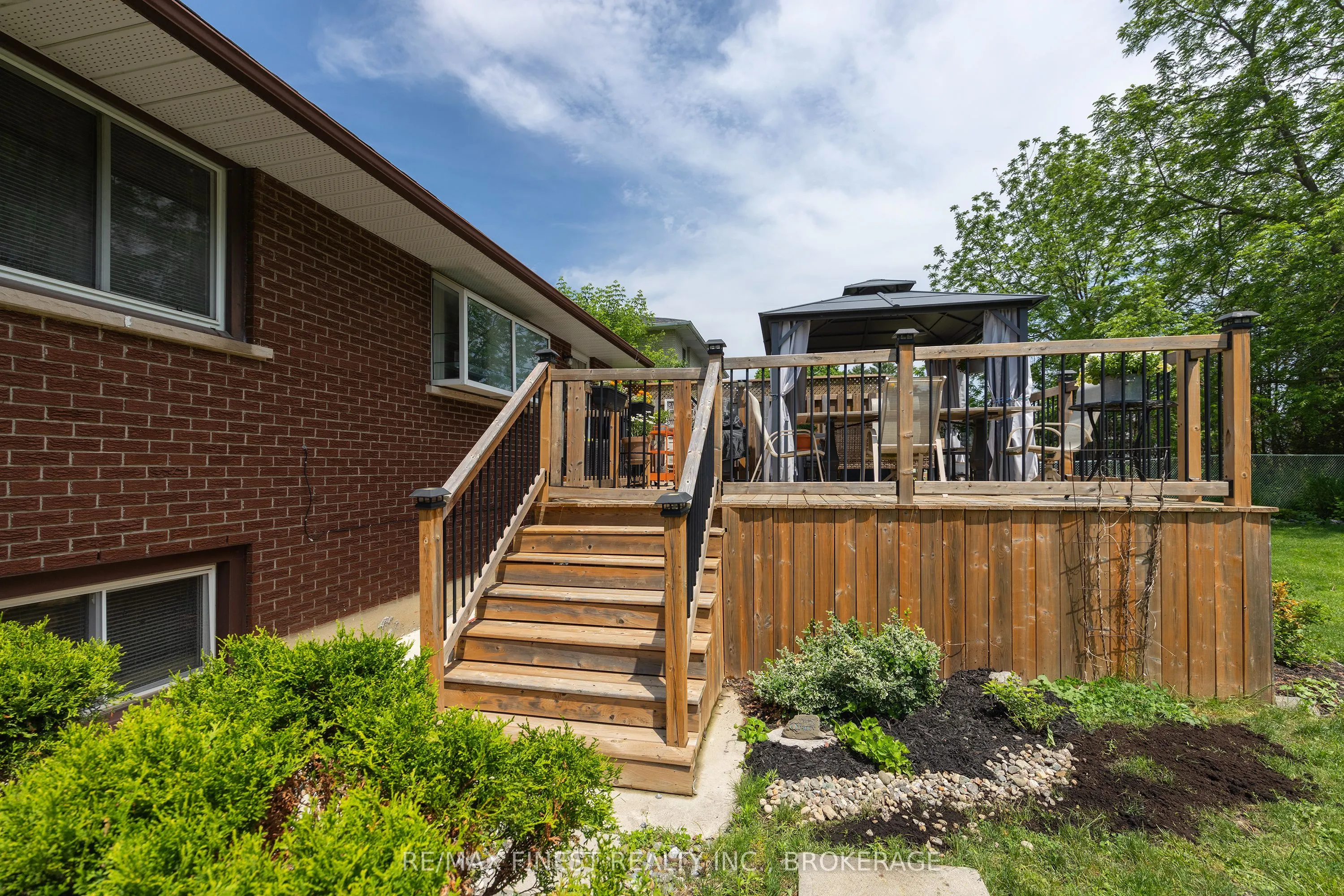 292 Bridge Street W