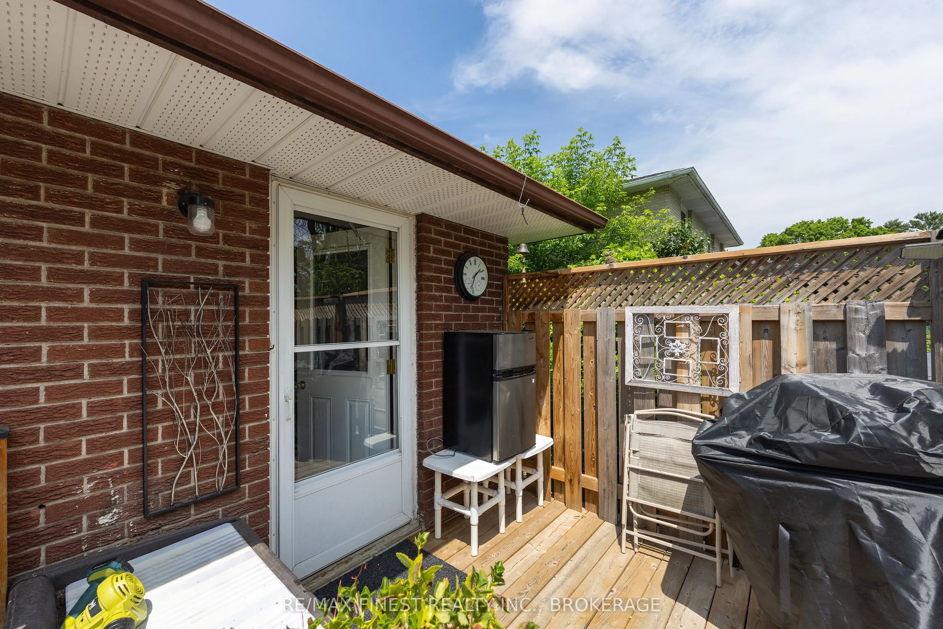 292 Bridge Street W