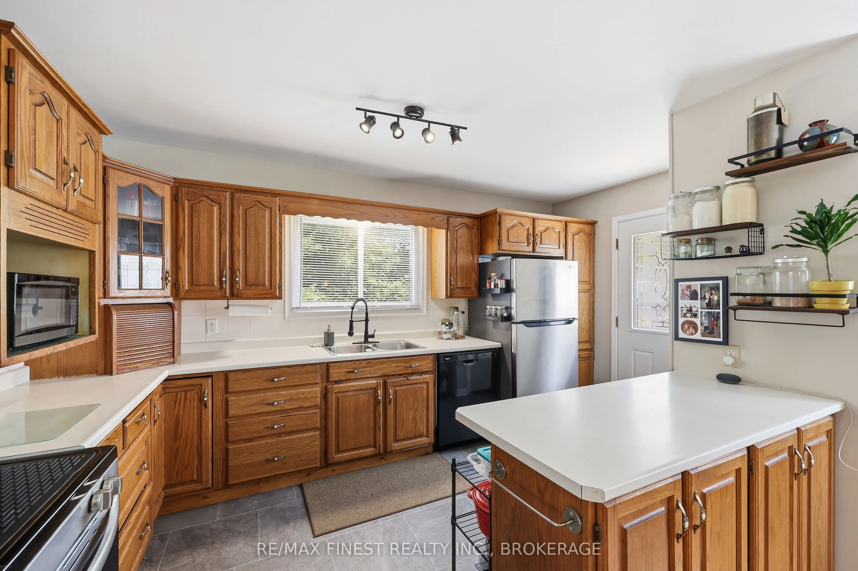 292 Bridge Street W