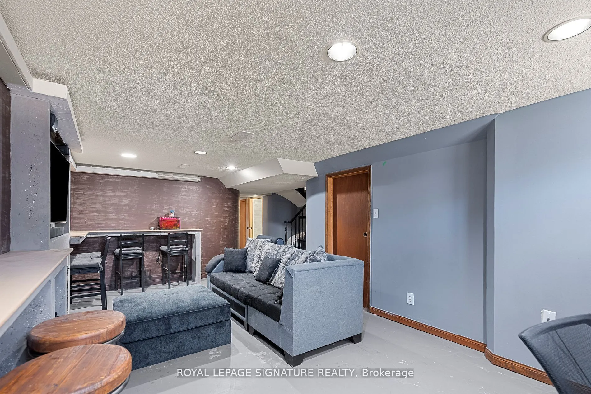 63 Lowell Avenue E