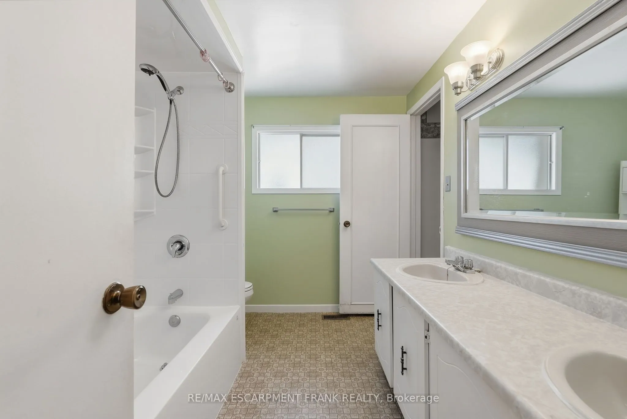 471 KNIGHTSBRIDGE Crescent
