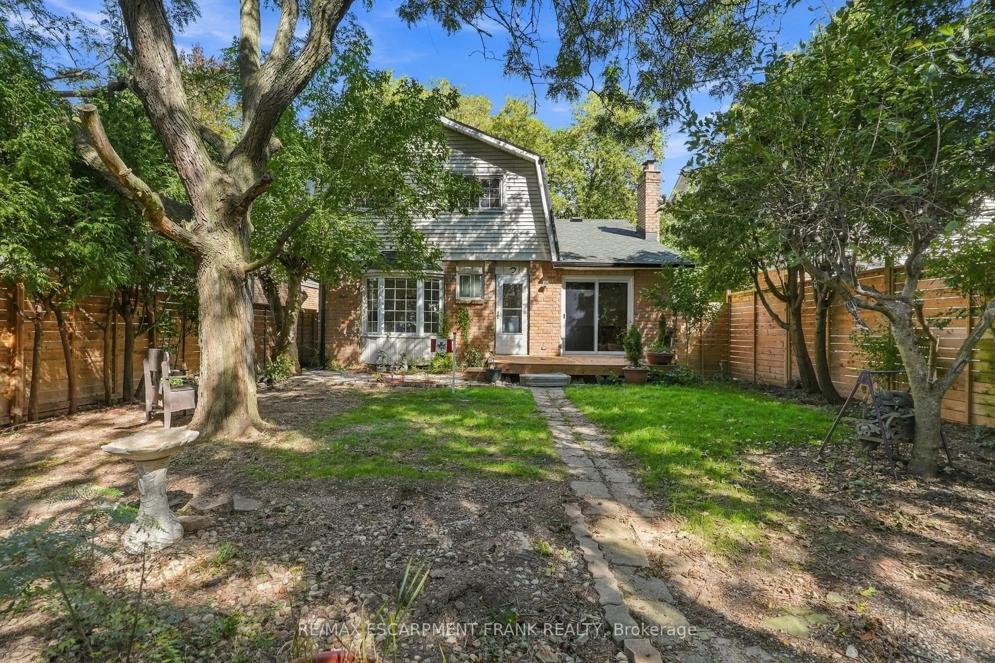 471 KNIGHTSBRIDGE Crescent