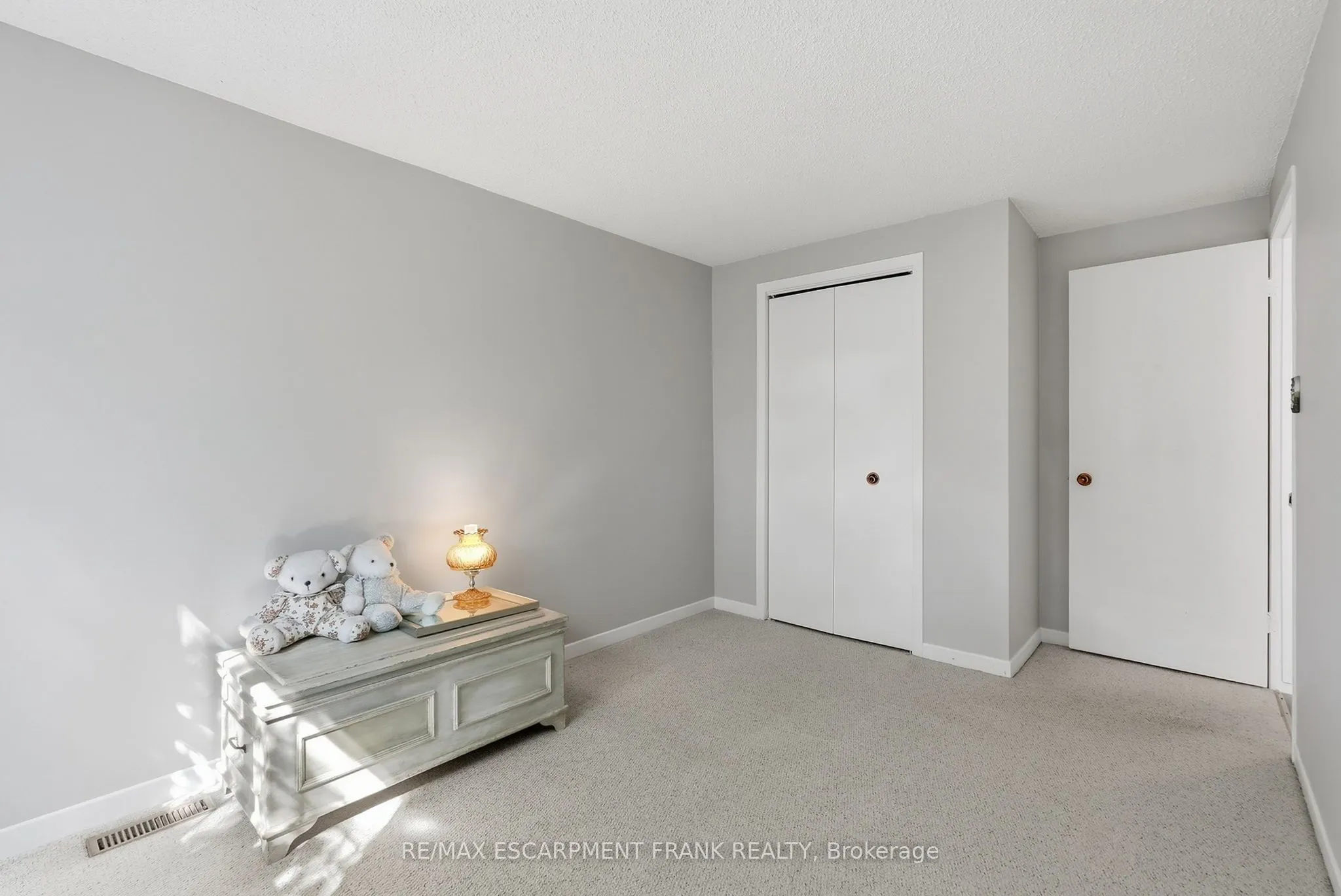 471 KNIGHTSBRIDGE Crescent