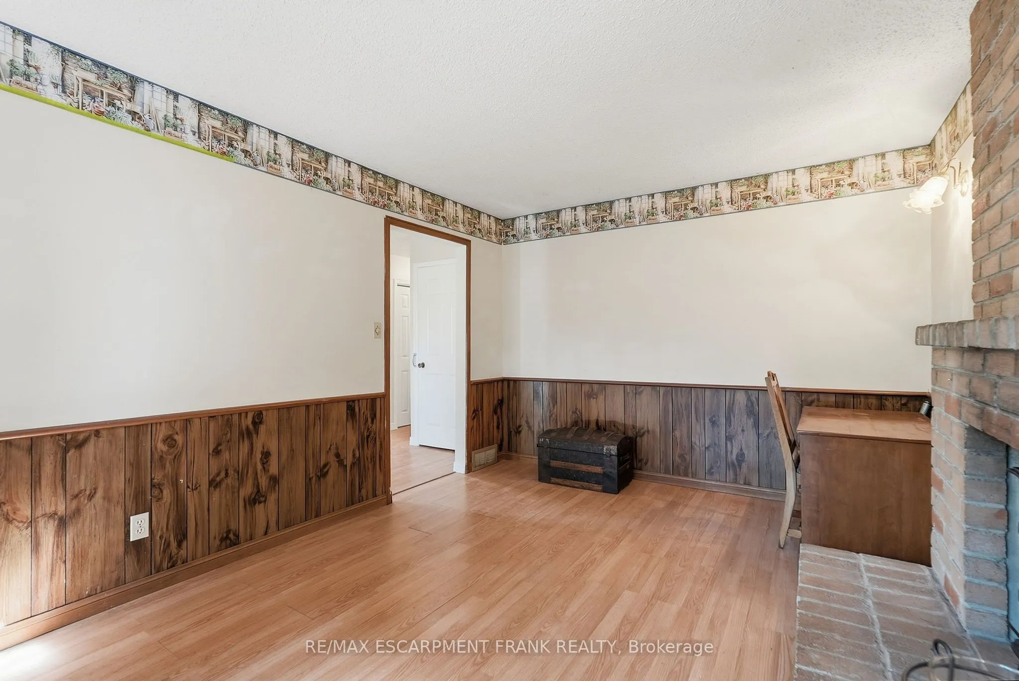 471 KNIGHTSBRIDGE Crescent
