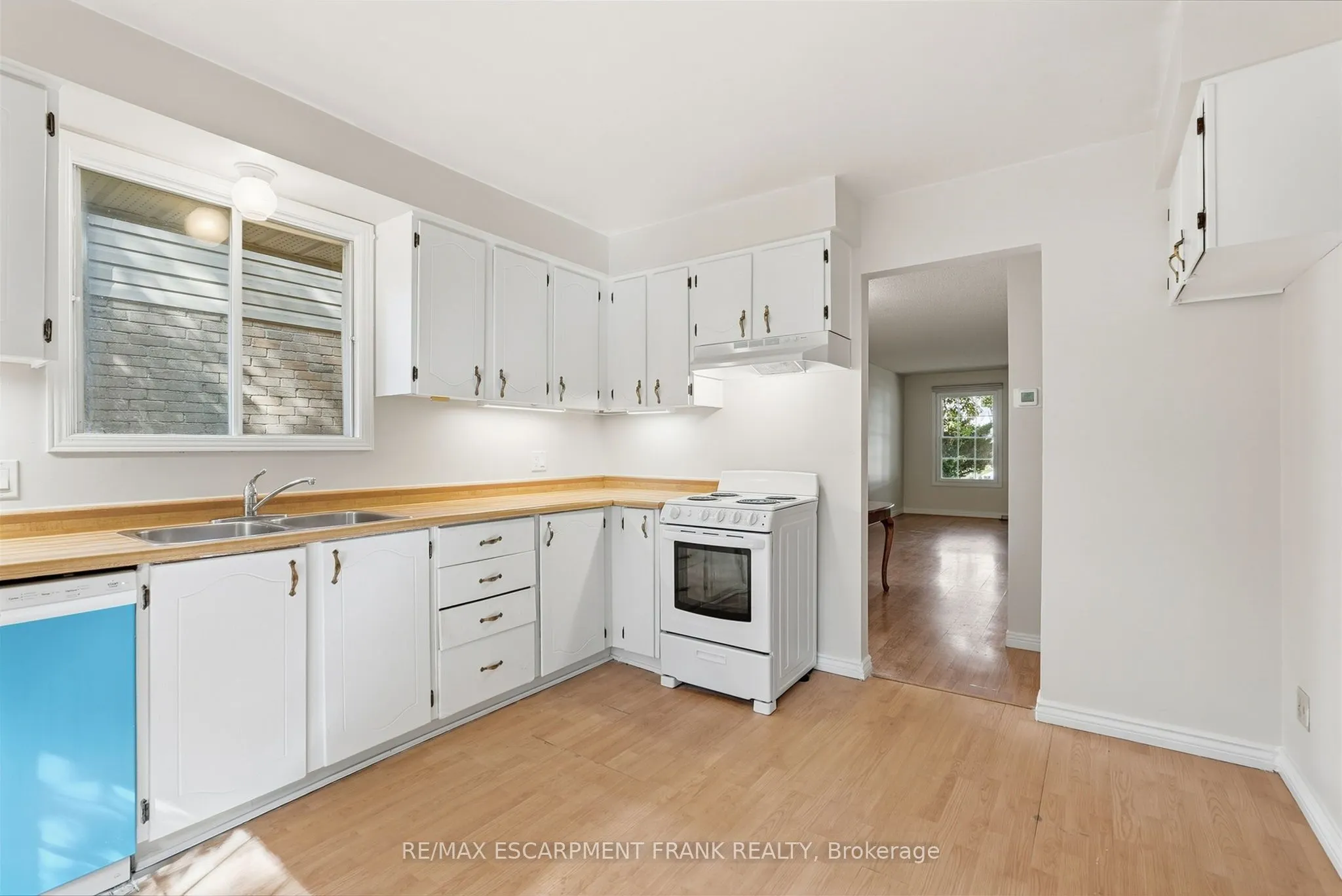 471 KNIGHTSBRIDGE Crescent