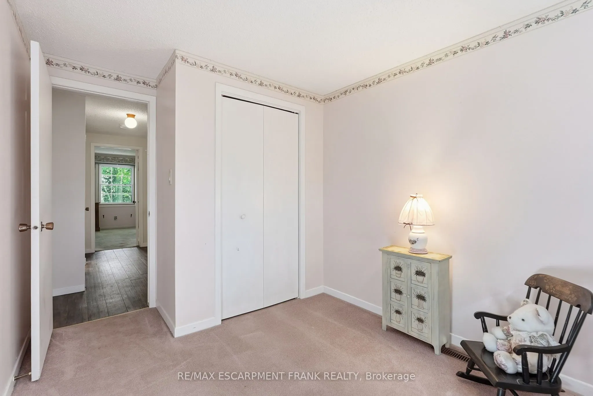 471 KNIGHTSBRIDGE Crescent