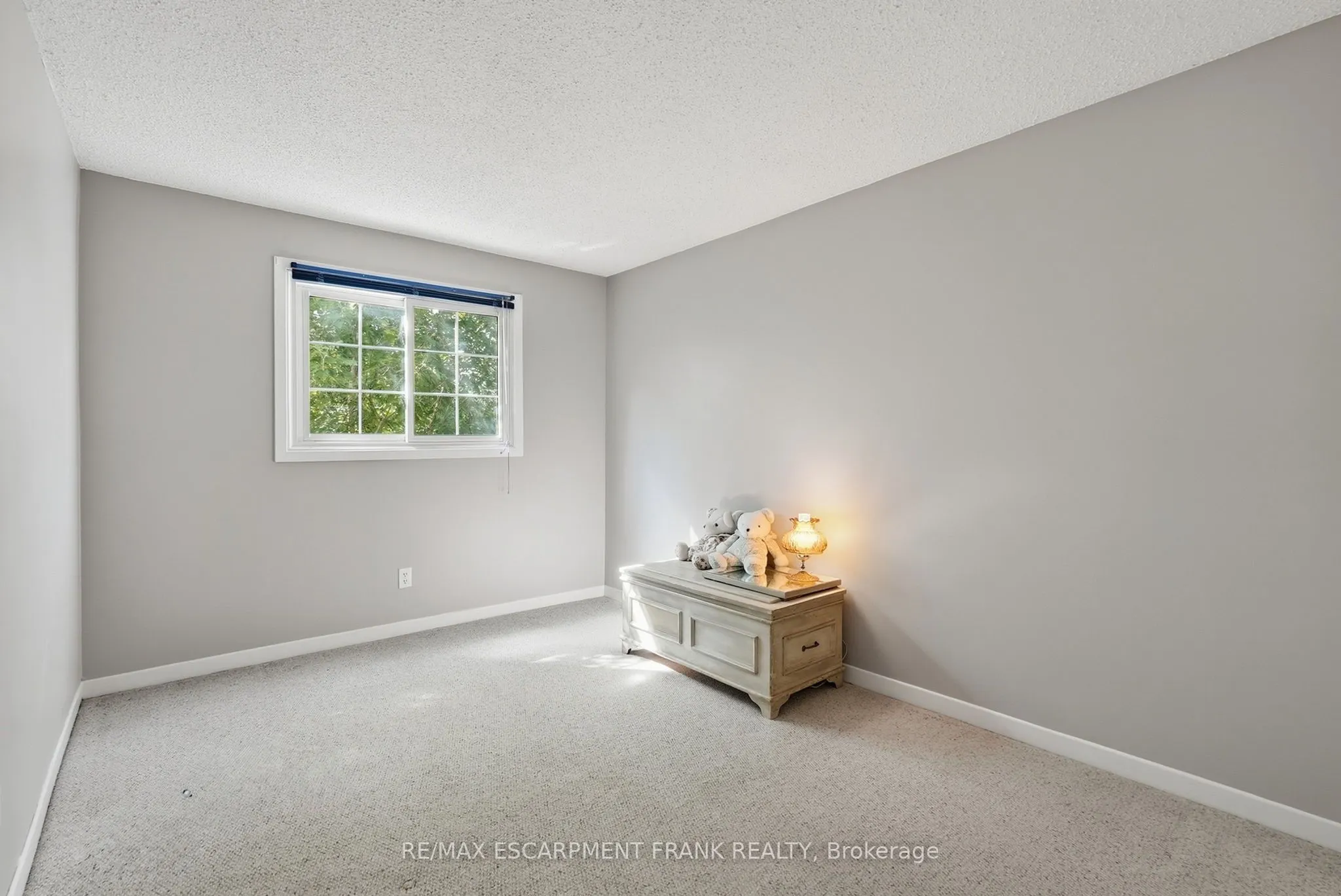 471 KNIGHTSBRIDGE Crescent